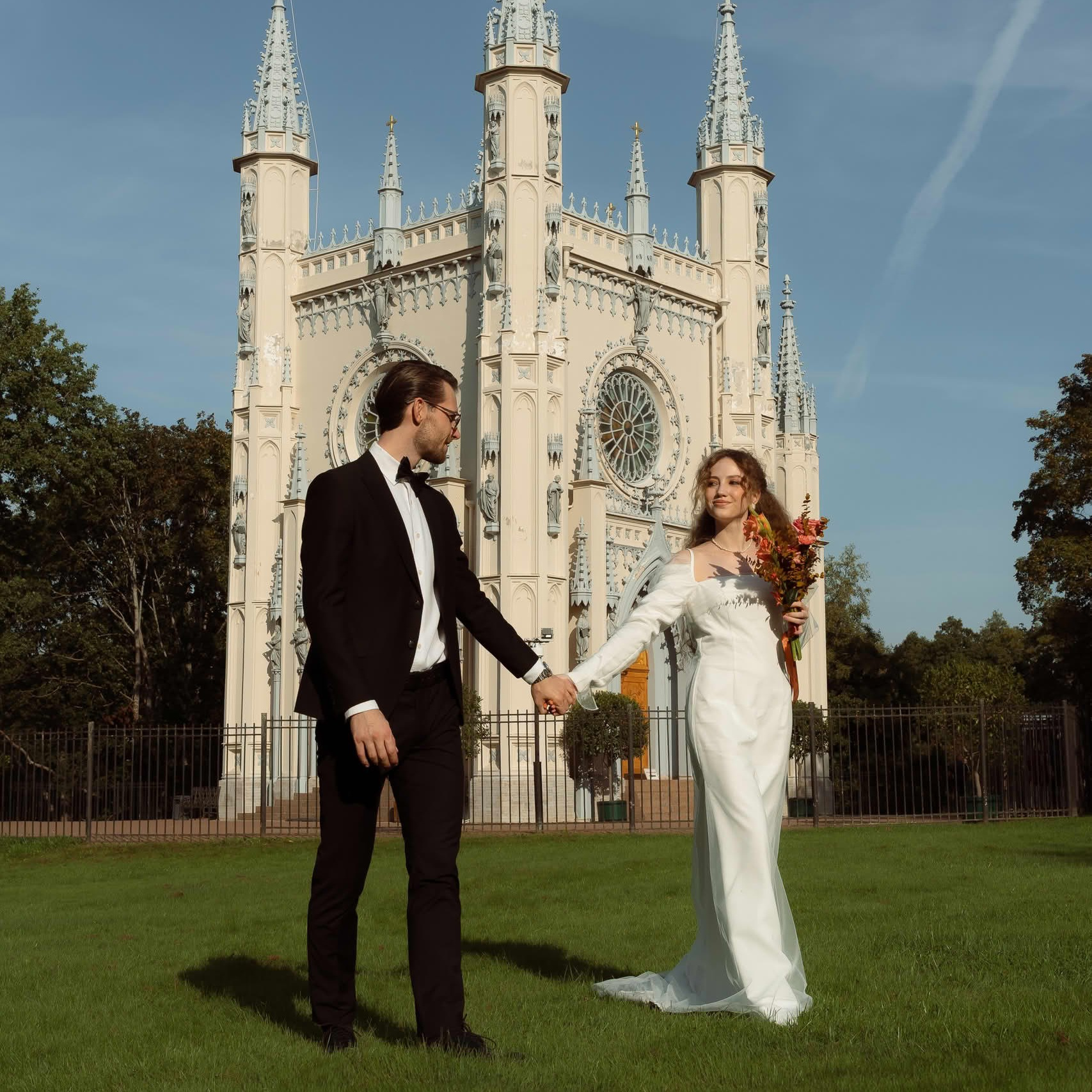 Свадебная фотосессия в парке Александрия, пара на фоне готической капеллы