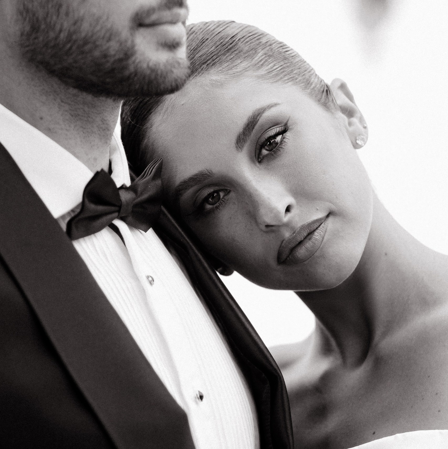 Свадебный банкет в Москве. Свадебная площадка Москва. Фотограф Москва. Свадебный фотограф, свадебная фотосессия. Фотосессия с автомобилем. Ретро автомобиль на свадьбу. Свадебная фотосессия с машиной Москва. Автомобиль в аренду на свадьбу. Стильная фотосессия на свадьбу для молодожен. Светский фотограф. Фото со вспышкой на свадьбе. Фотосессия пары в отеле в Москве в свадебный день. Фотограф Москва.