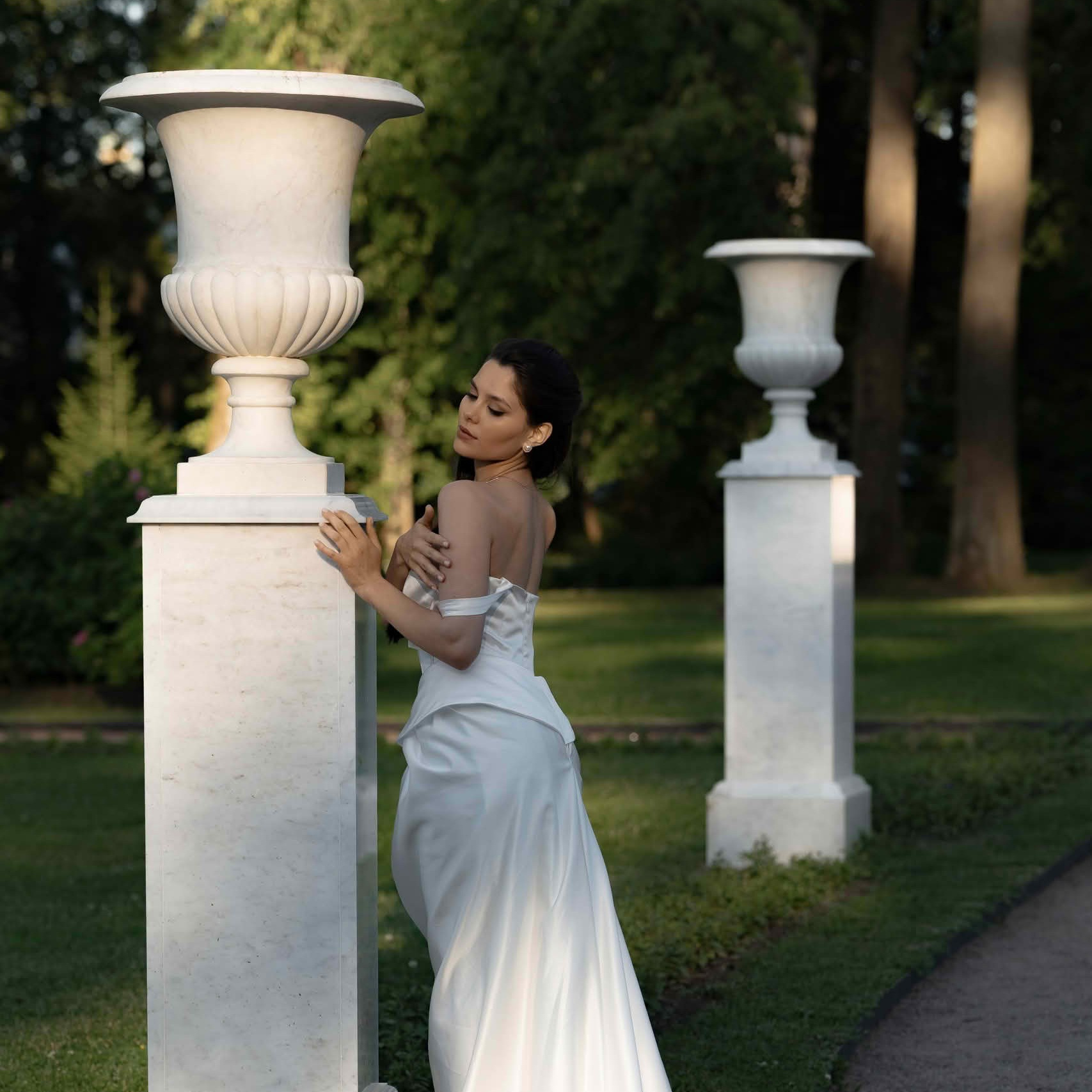 Свадебная прогулка в парке Ораниенбаум, невеста позирует у мраморных колонн