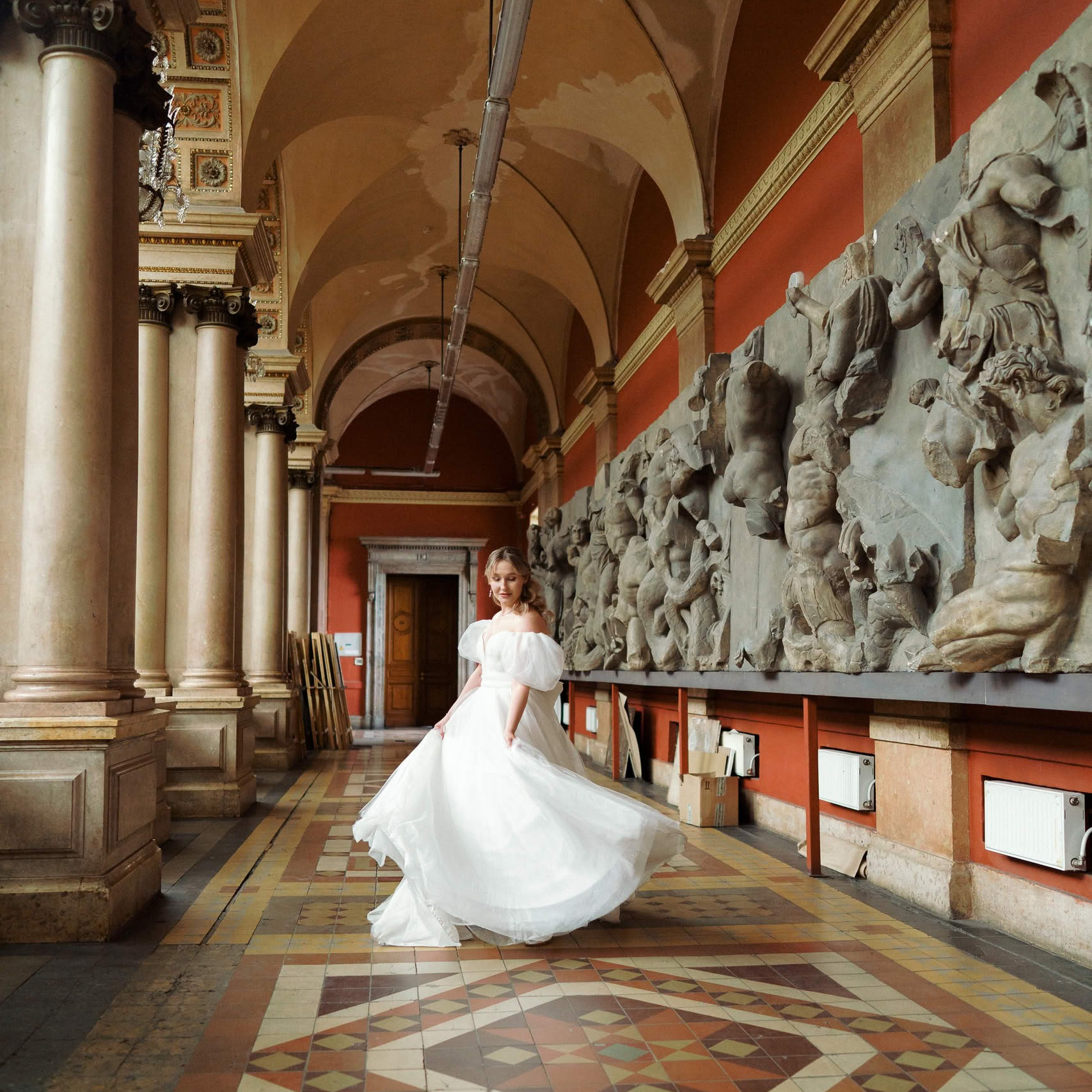 Прогулка после ЗАГСа — пара переходит улицу, городская архитектура с арками, камерная свадьба, СПб