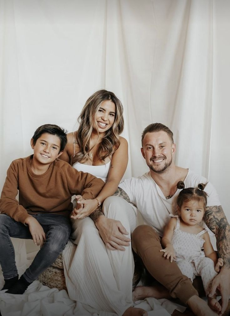 Рекомендации по подбору одежды для семейных съемок в локации с кроватью. Фотограф новорожденных г. Рязань, детский и семейный фотограф