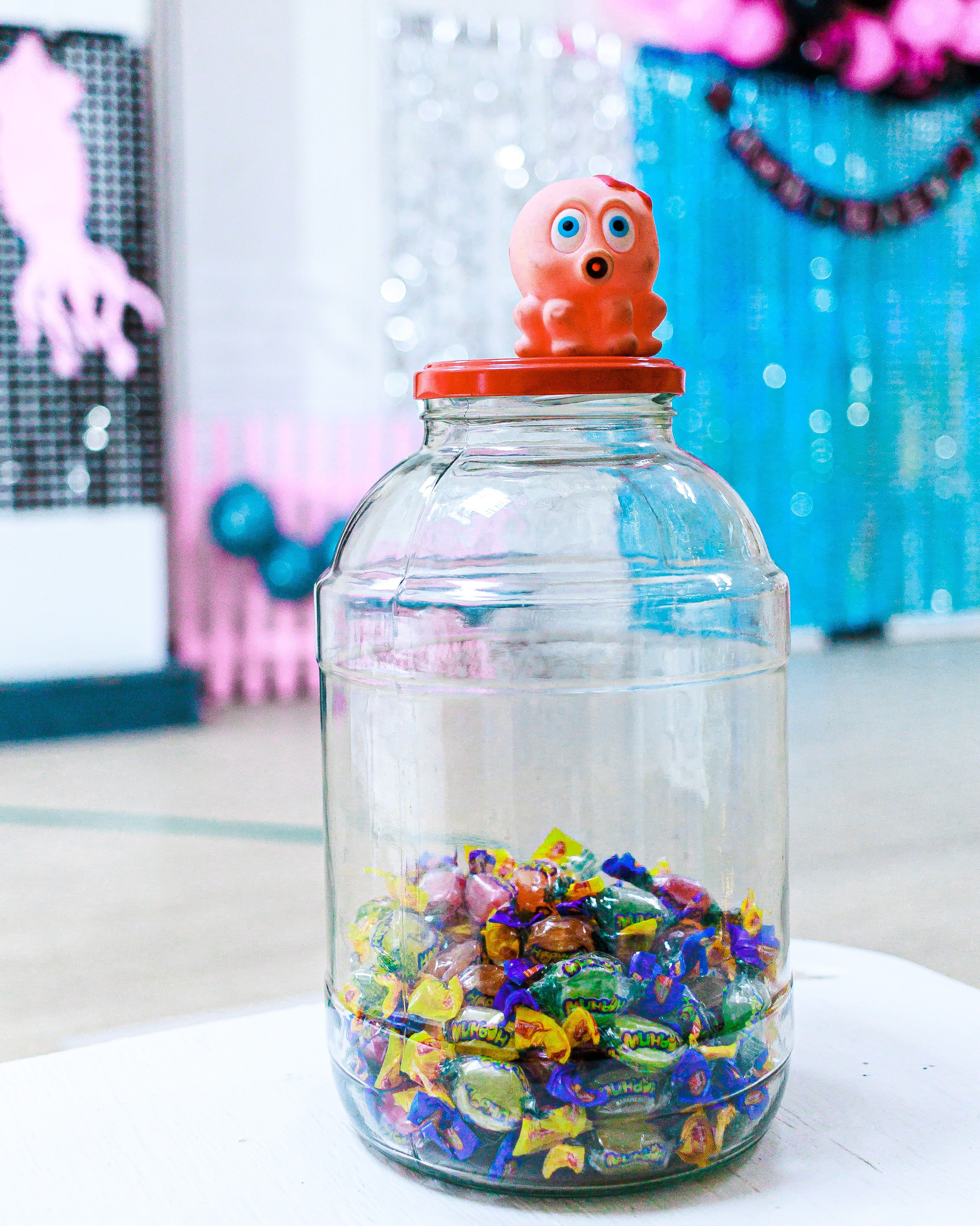 Банка с конфетами заменила БАНК должников. По ходу игры она наполнялась конфетами.