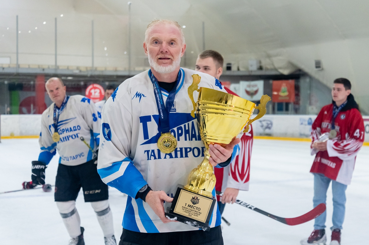 Кубок Содружества 2023. Алексей Карякин с кубоком турнира