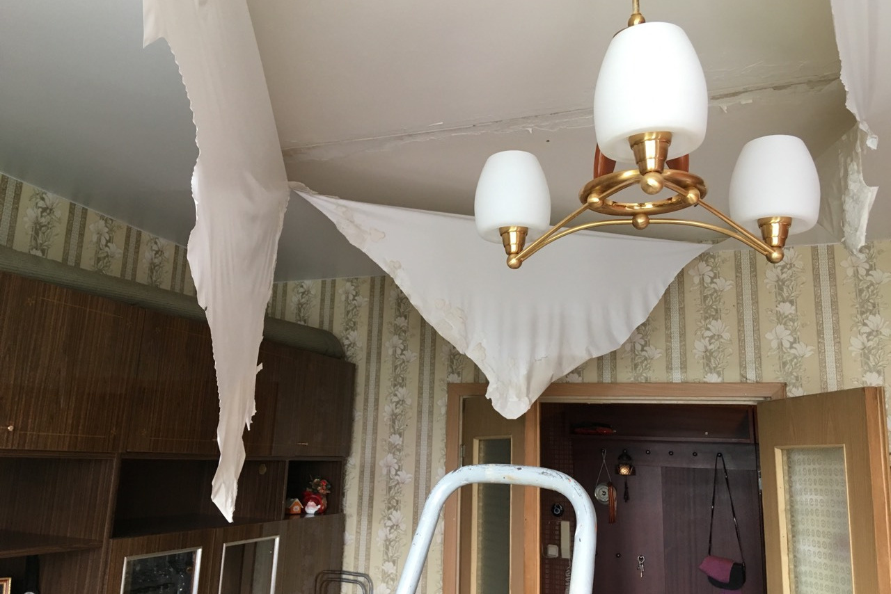 Натяжной потолок как спасение от залива. Клининговая компания Chistons.ru, уборка в Москве и Подмосковье