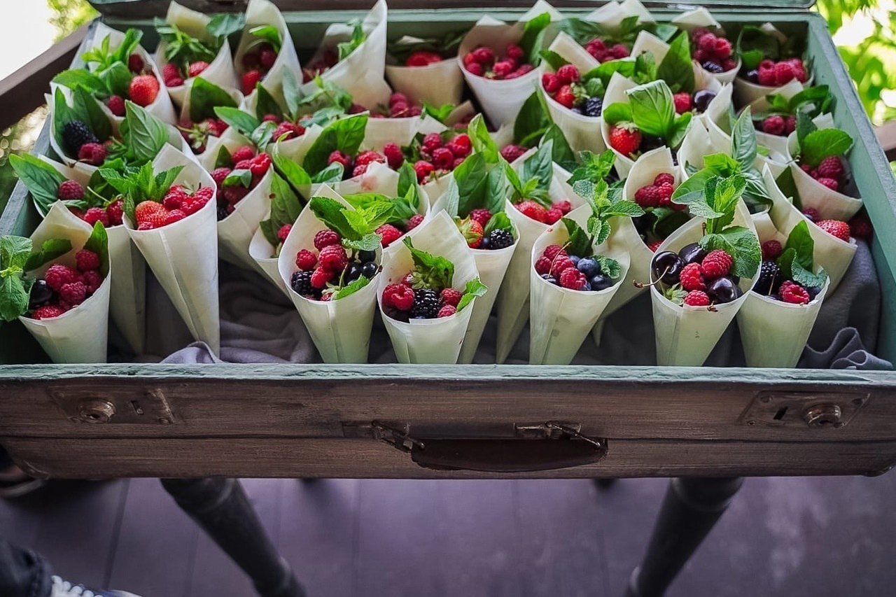 Ягодный чемодан, ягодный чемоданчик, ягоды в крафтовых кульках, фуршет, кейтеринг, уникальное предложение, Royal Catering, выездное обслуживание, ресторан