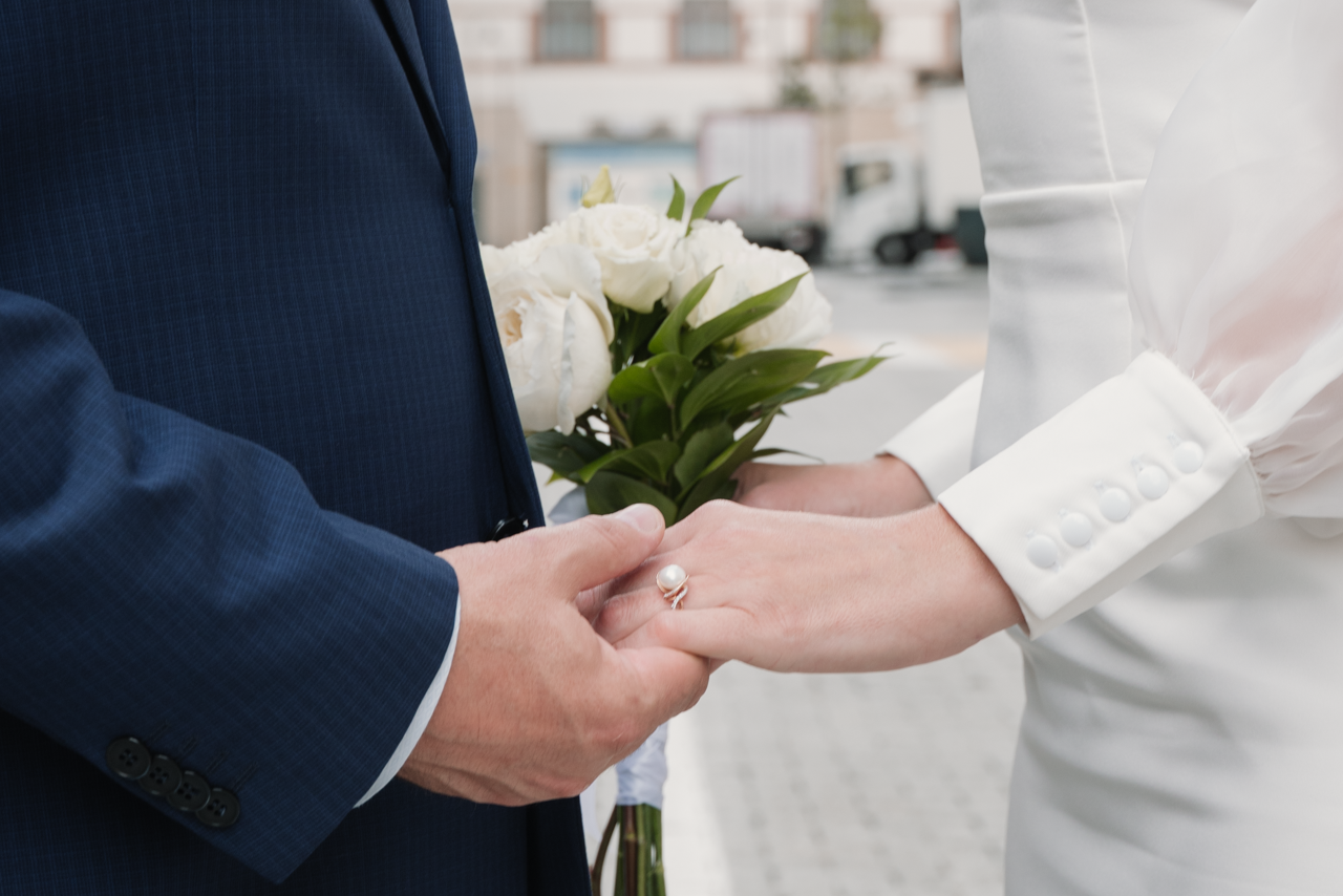 Снимок молодожен крупным планом руки