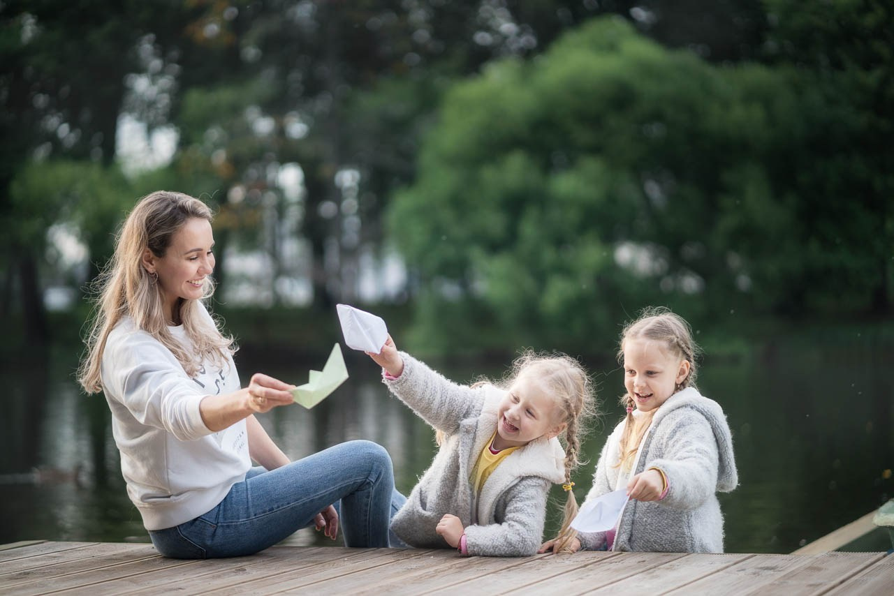When should you book your maternity photo session?