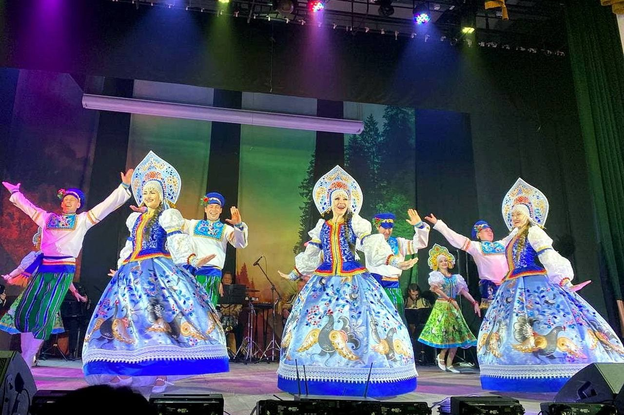 Ансамбль «Чалдоны» выступил в костюмах с Ордынской росписью. Сувениры и подарки с Ордынской росписью | Новосибирск