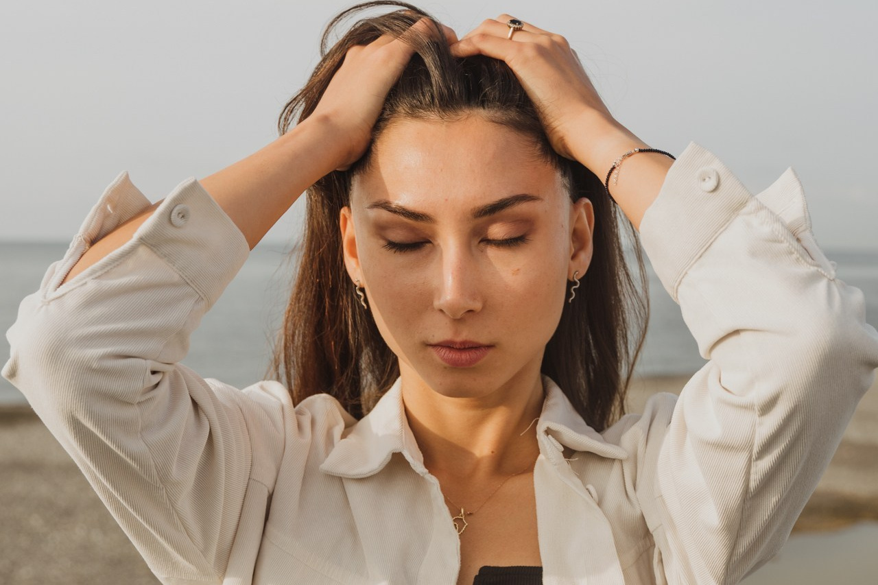 фотография девушки державшись за волосы