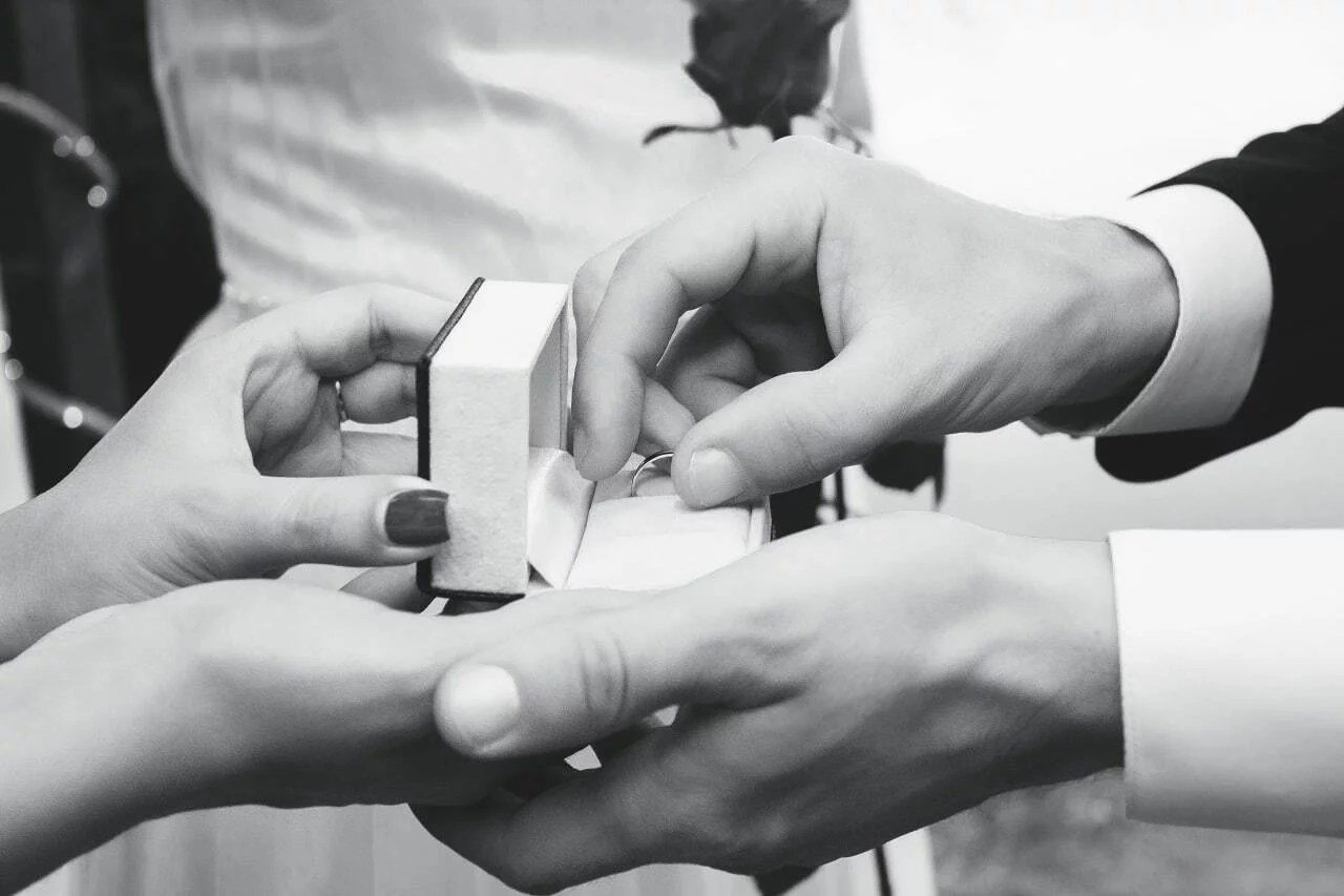 На свадьбе надевают изящные кольца на пальцы