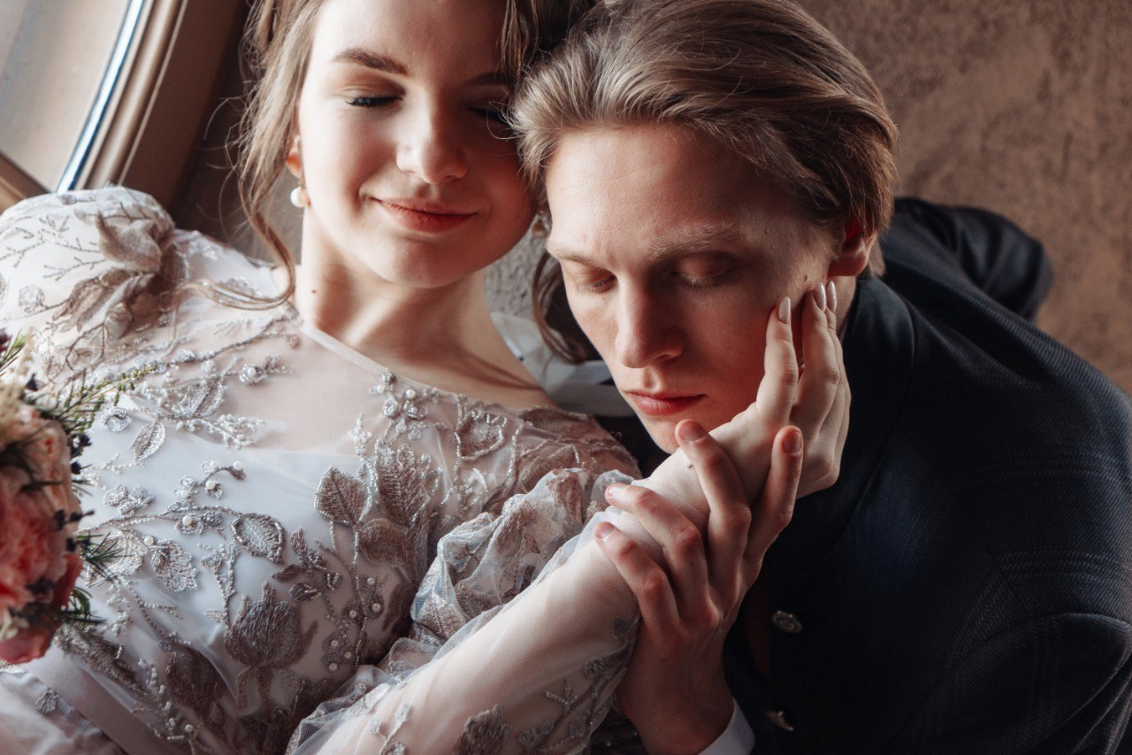 свадебная фотография в СПБ. Замок БИП, невеста гладит жениха по щеке