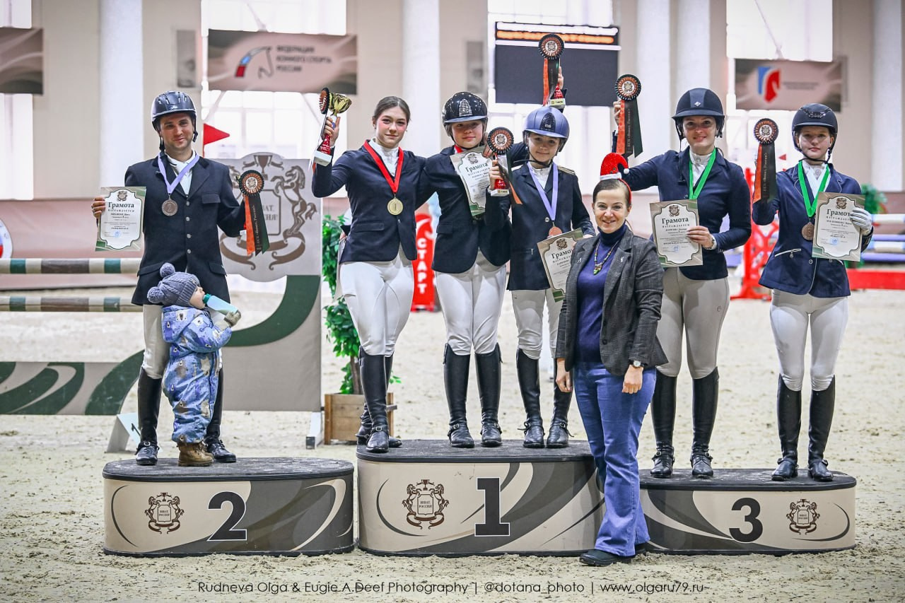 2025.12.26 и 27 — КСК ВИВАТ, РОССИЯ — НГ КОНКУР. ТУРНИРНАЯ КОННАЯ ФОТОГРАФИЯ, Руднева Ольга и Евгений Адеев