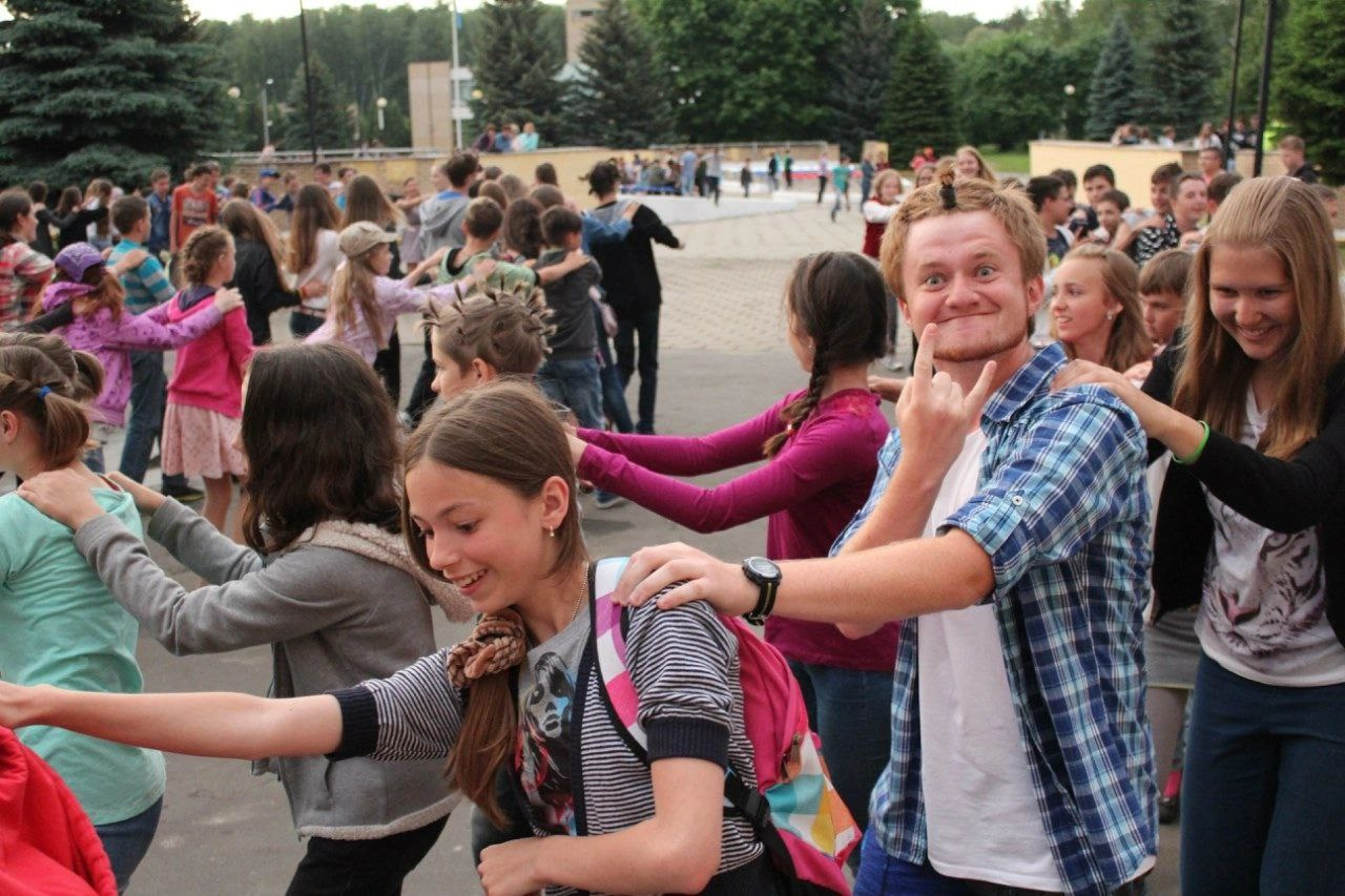 Кирилл Ситнов танцует с детьми во время вожатской практики в лагере "МЕТЕОР"