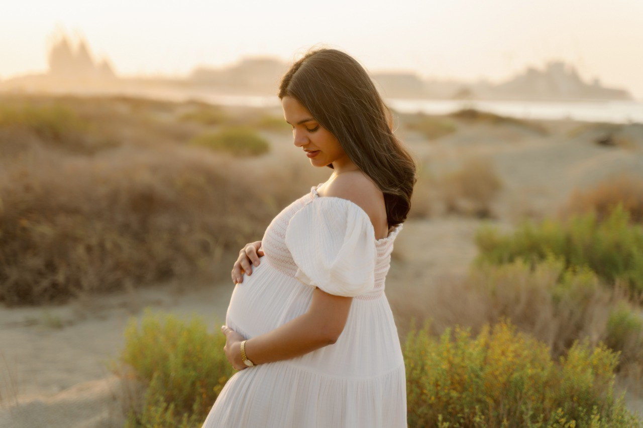 Maternity photoshoot on the beach in&nbsp;Abu Dhabi, sunset golden hour light