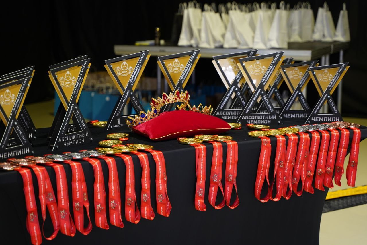 Медали и кубки соревнований по фитнесу