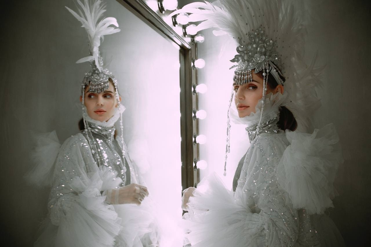 Персонаж серебряная Ворона. Мимы и Ходулисты на встречу гостей. Москва