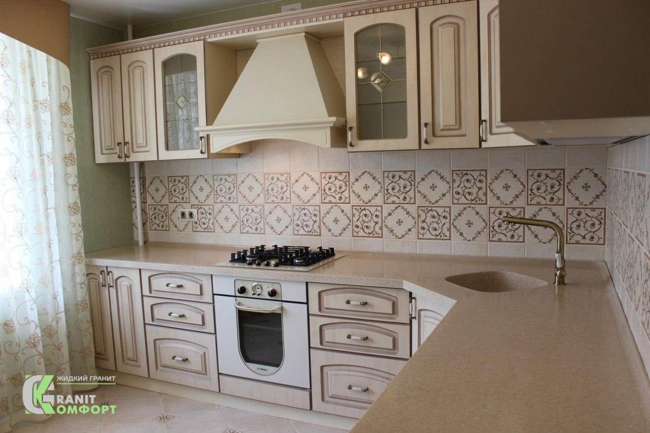 красивый кухонных гарнитур с каменной столешницей в светлых тонах