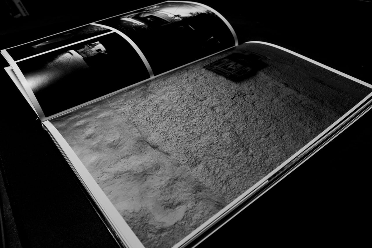 На изображении представлена открытая книга "Манифест теней". На правом развароте страницы великолепная фотография с иконой, сфотографированаая Вадимом Топорёнком где-то в переходе на улицах Москвы.