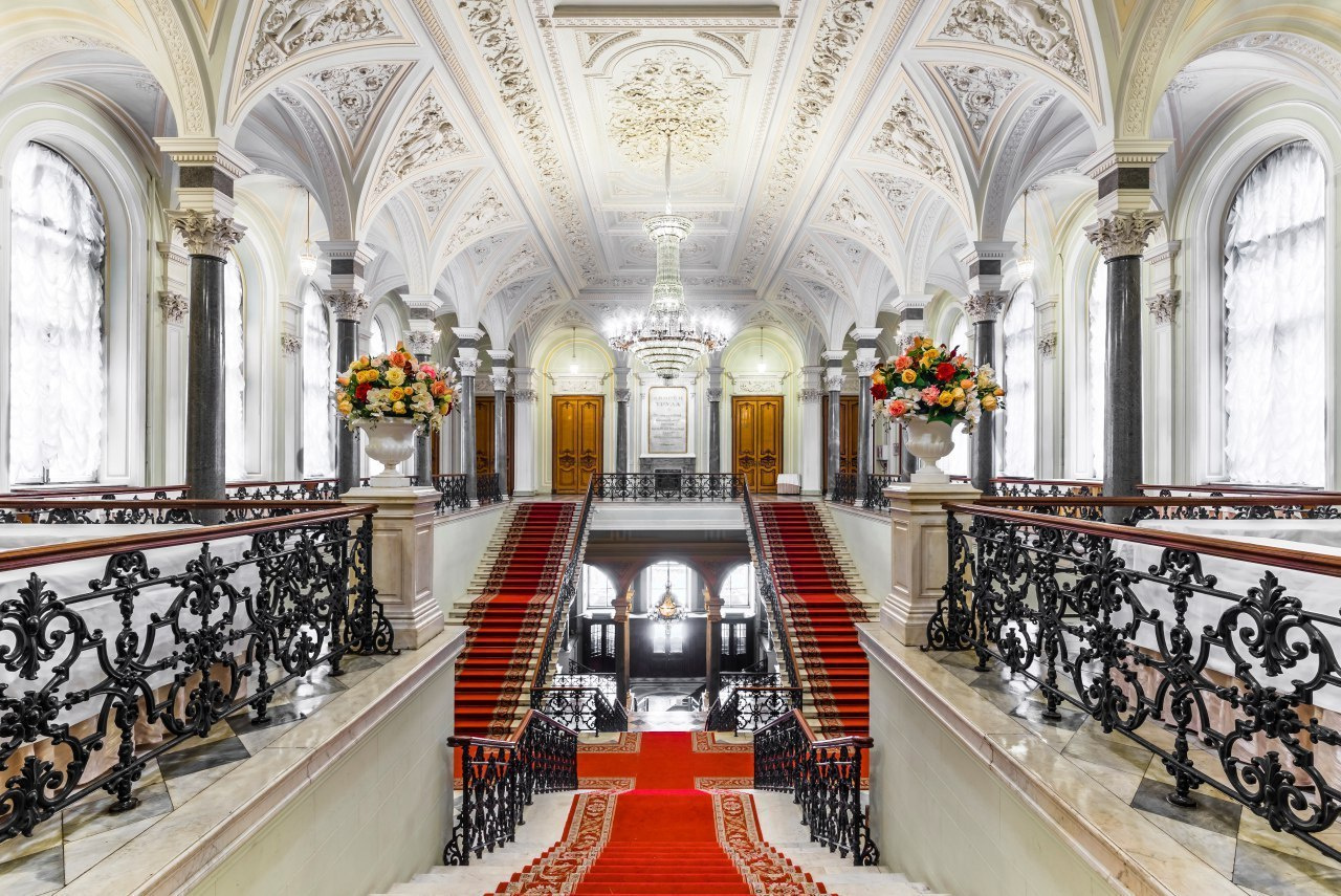 дворцы в Санкт-Петербурге для свадебной фотосессии в дождь, осенью или зимой