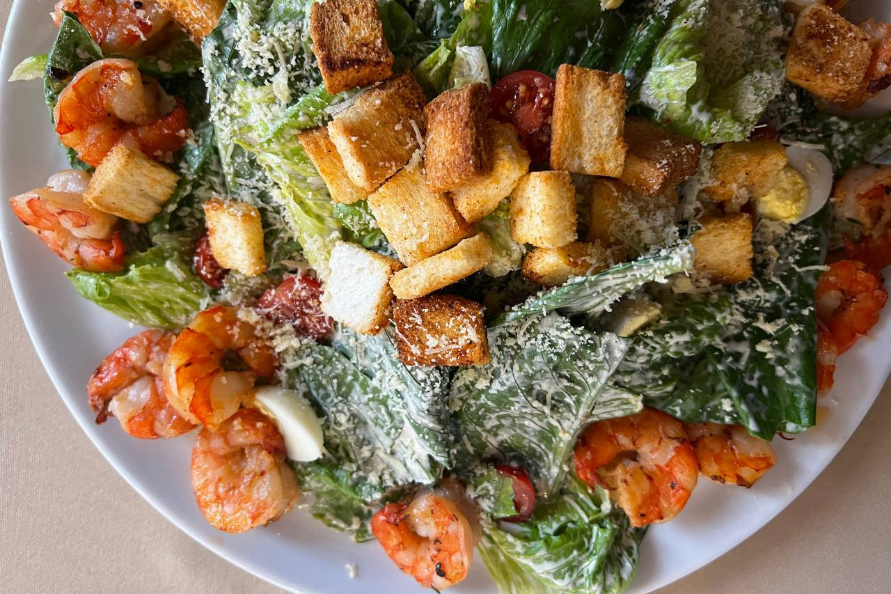 Теплый Салат Цезарь с королевскими креветками, сыром пармезан, сухариками