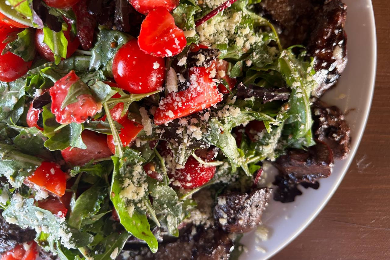 Теплый Микс салат из печени цыпленка с клубникой