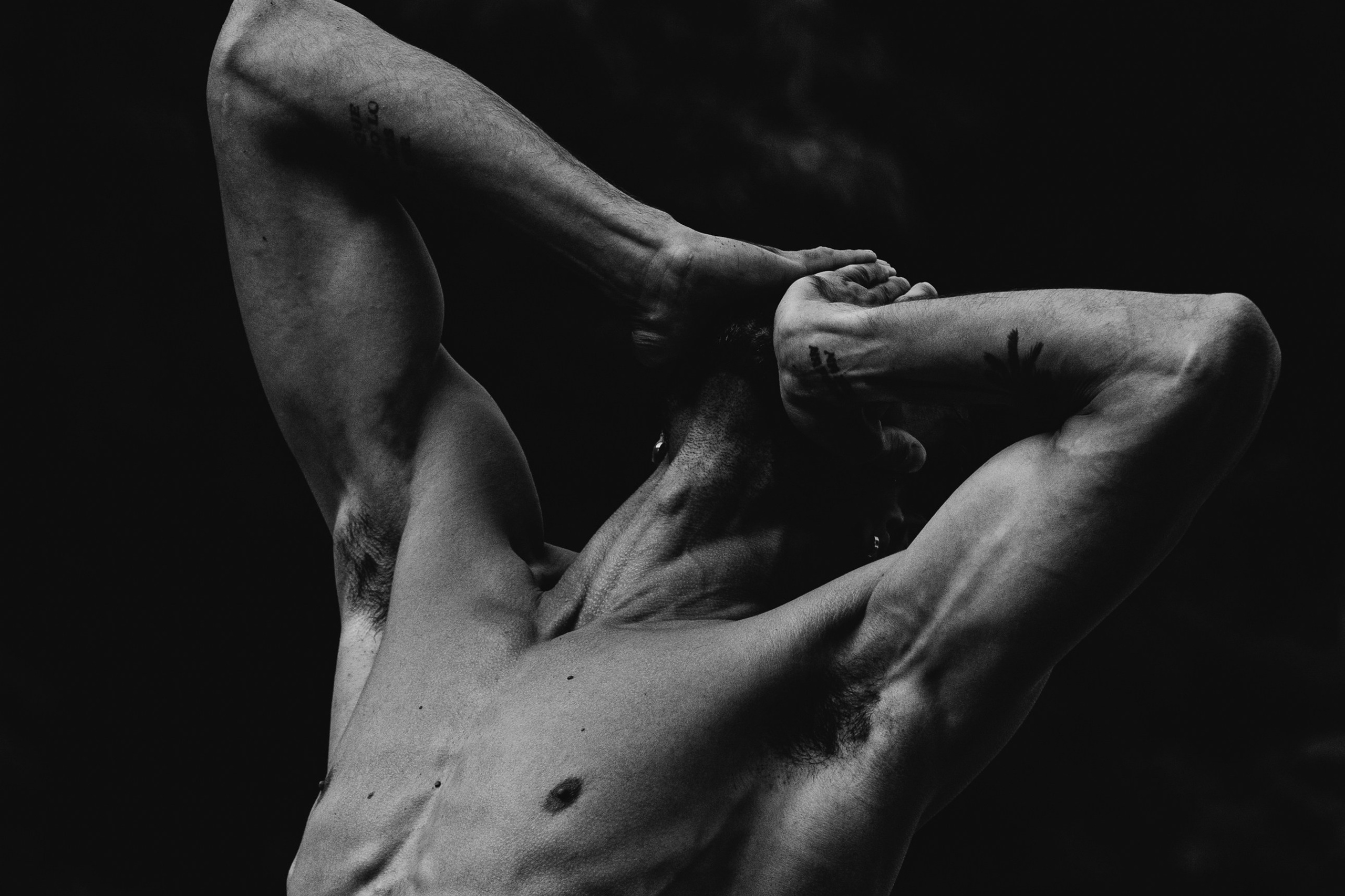 Снимок парня полураздетого по торс и видно часть тела