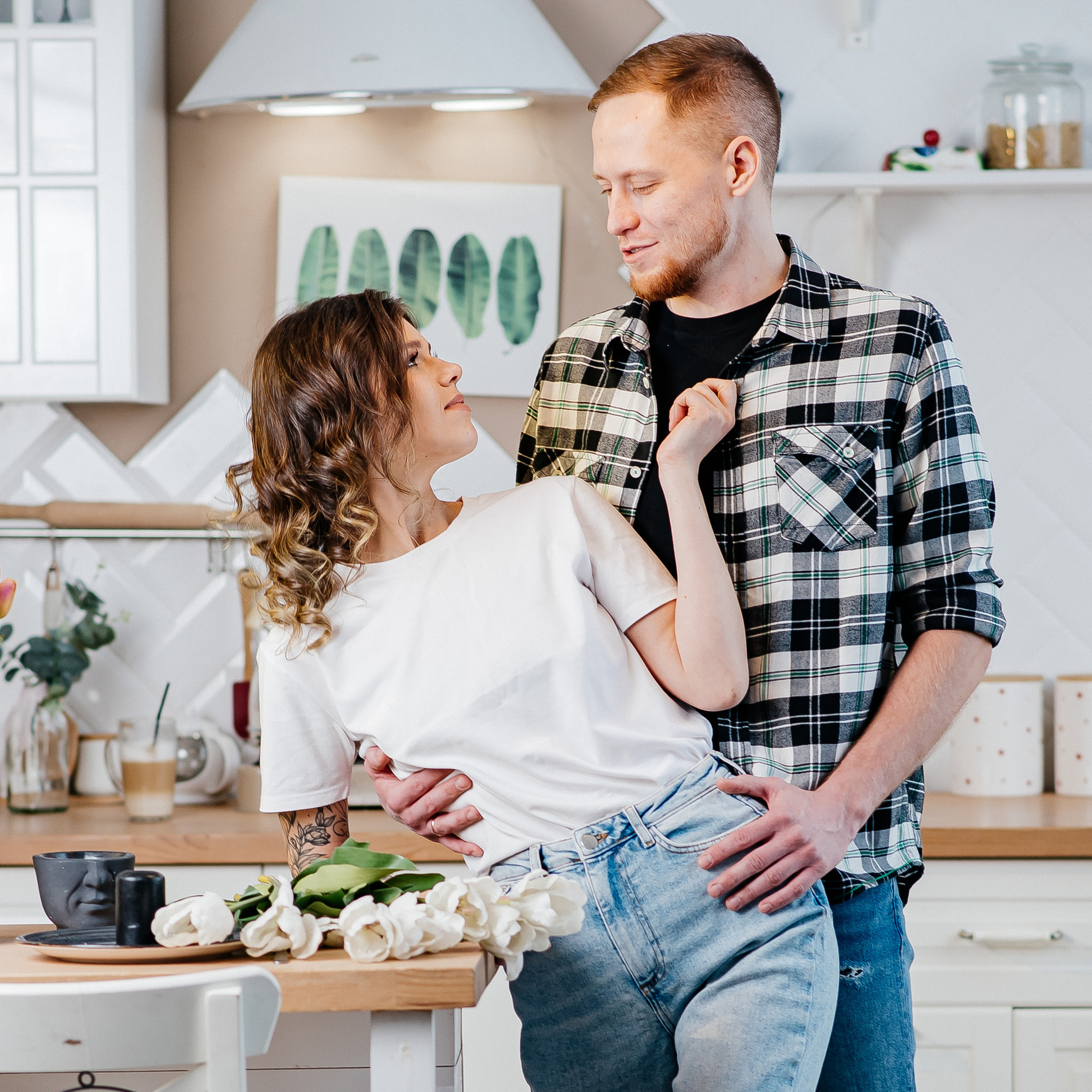 влюблённые обнимаются у кухонного стола