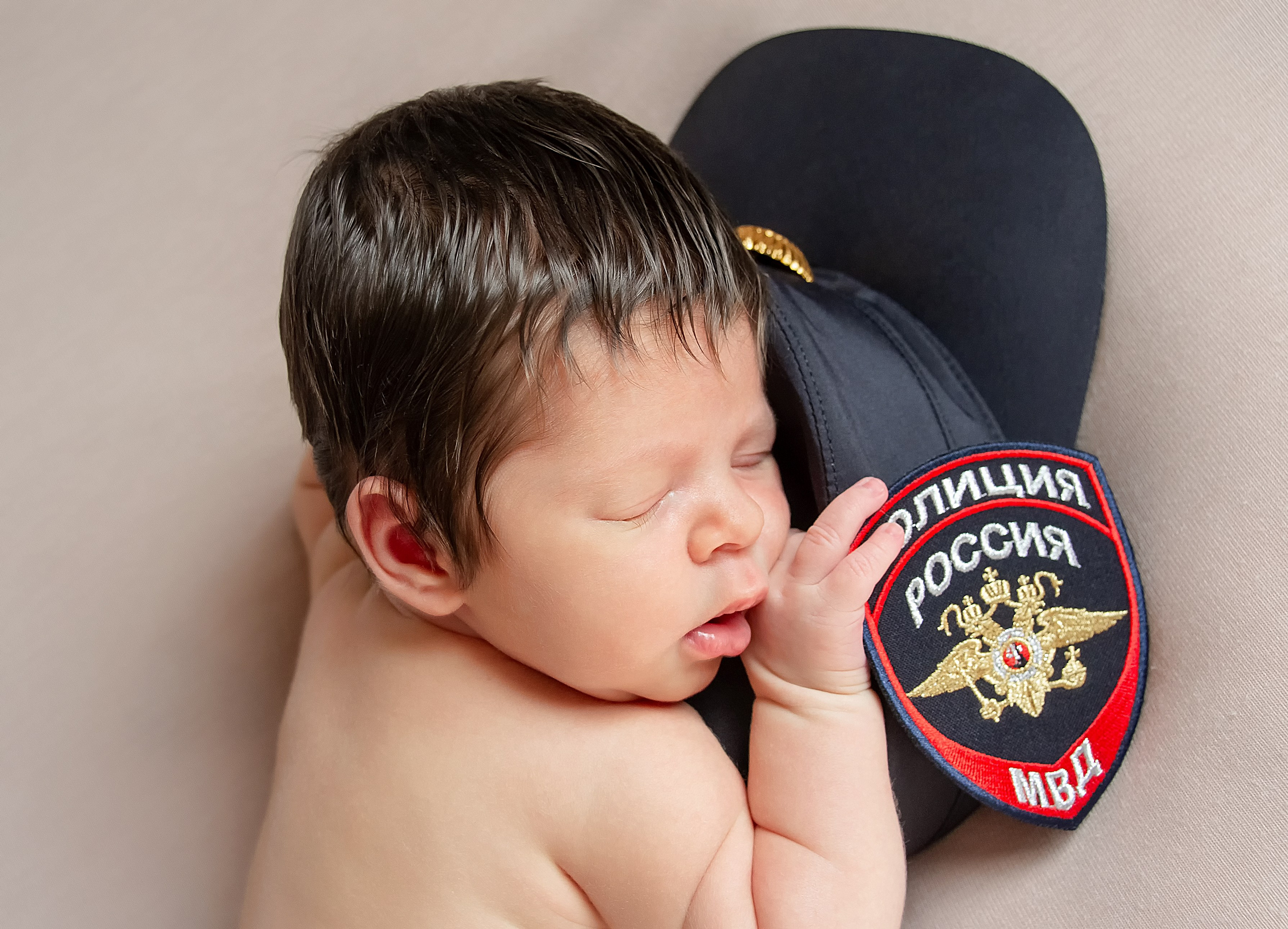 Фотосессия новорожденного с папой-полицейским в форме: нежность и защита