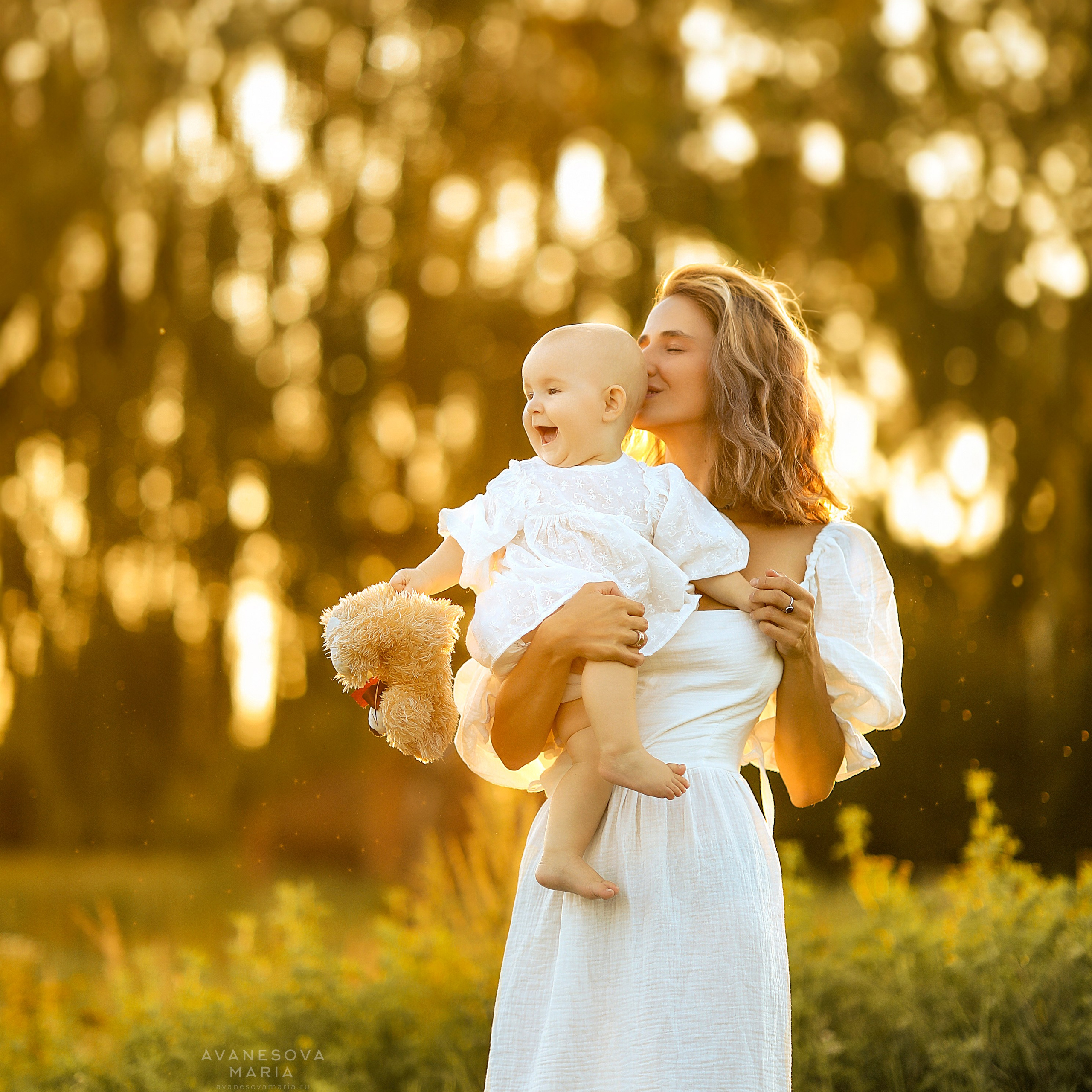 Семейная фотосъемка на природе - мама и ребенок в белой одежде