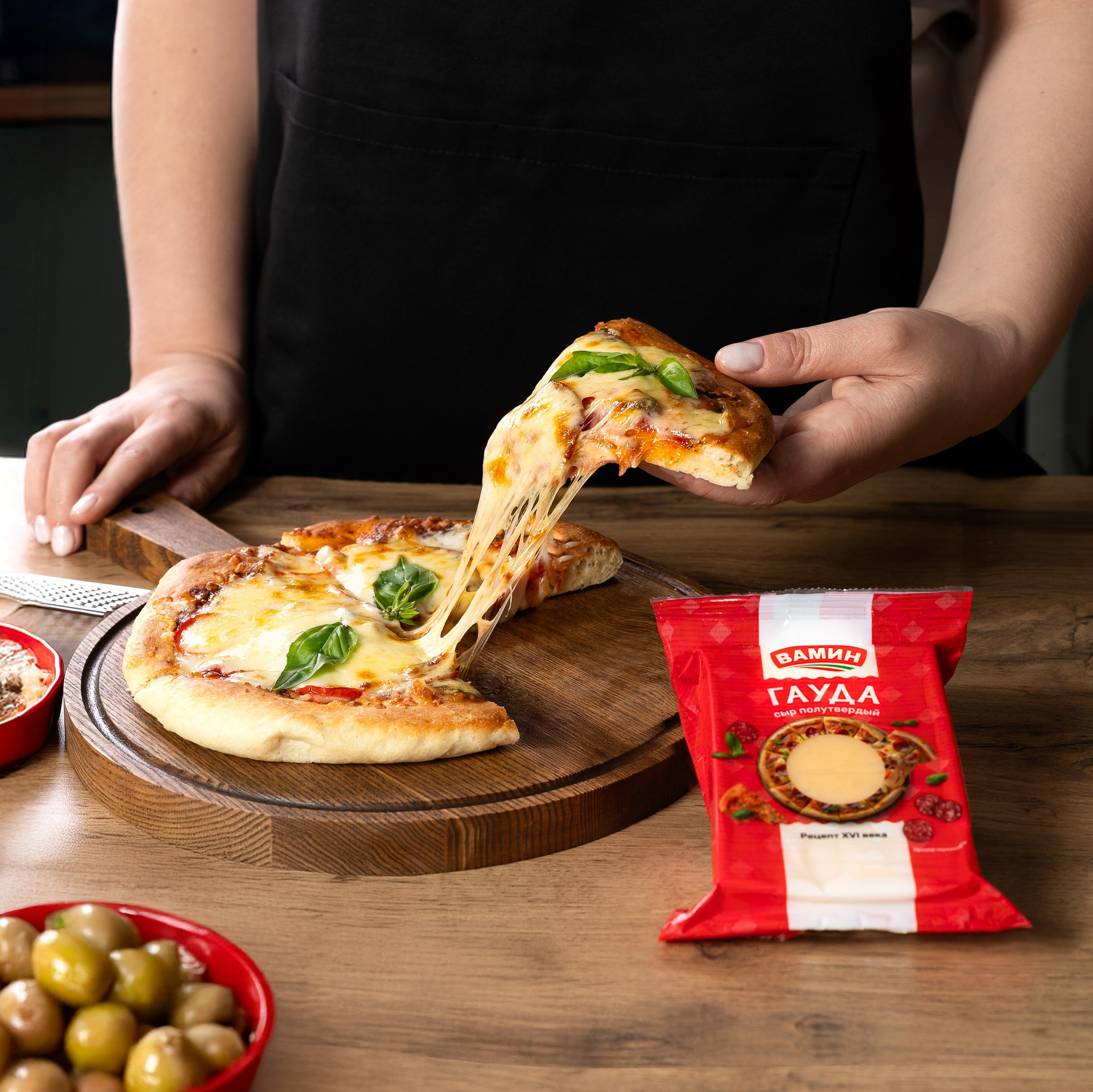 рекламное фото  с пиццей и тянущимся сыром