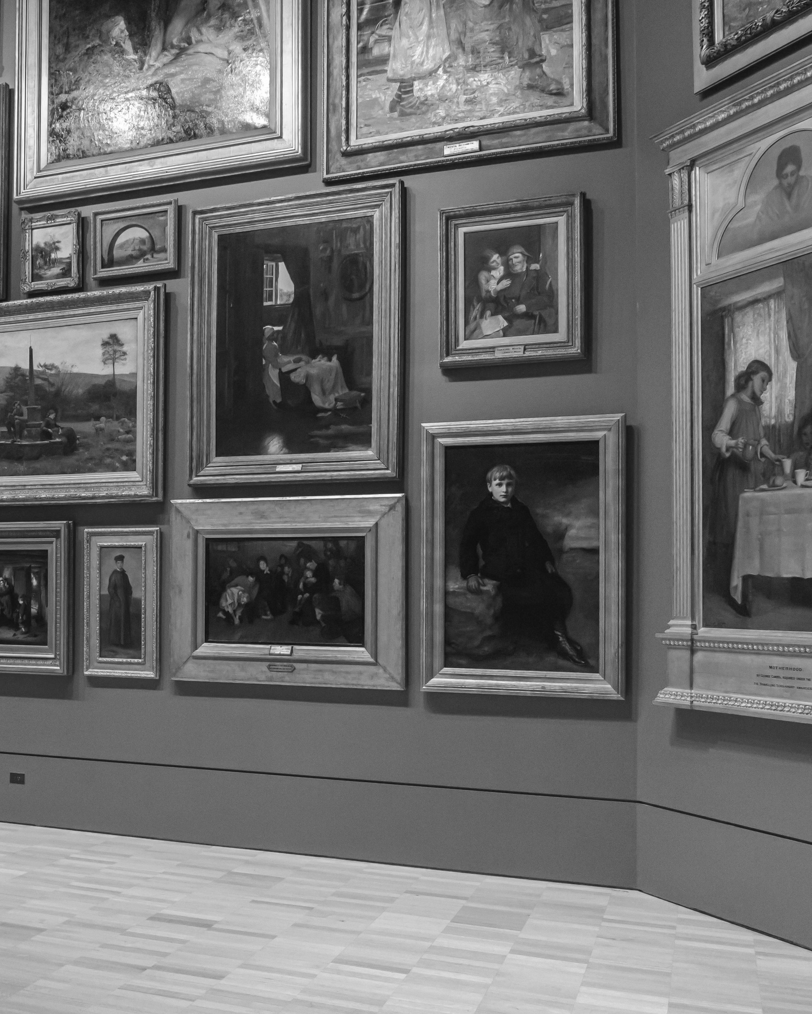 Картинная галерея с картинами на стене