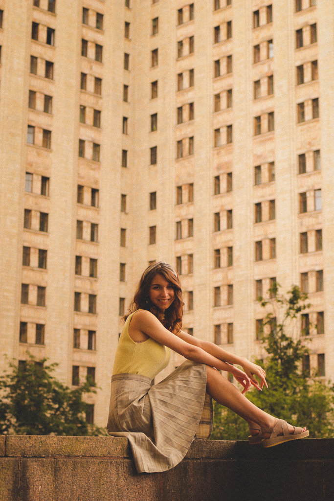 Когда мы смотрим в прошлое, почему мы оглядываемся назад, вспоминая былые времена, на свои пройденные этапы. Испытываем чувство ностальгии