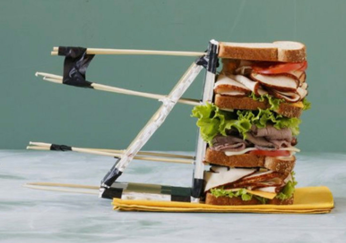 сэндвич для съемки собран на зубочистках и шпажках, иначе ингредиенты не будут держаться