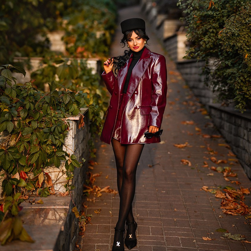 Выездная фотосессия в Москве — девушка на фоне зеленых кустов в парке