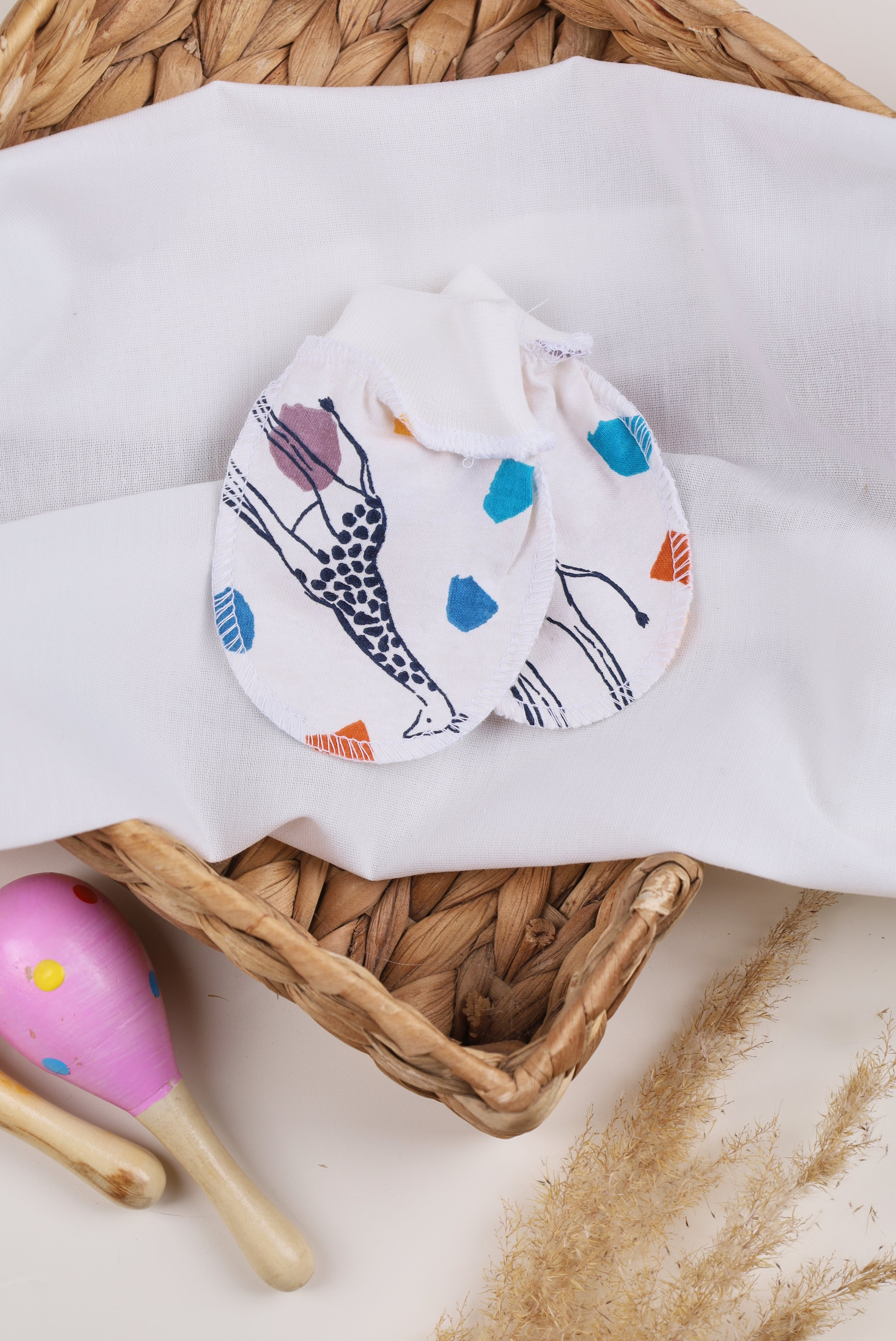 Предметное фото детской одежды - модные и уютные вещи для вашего ребёнка.