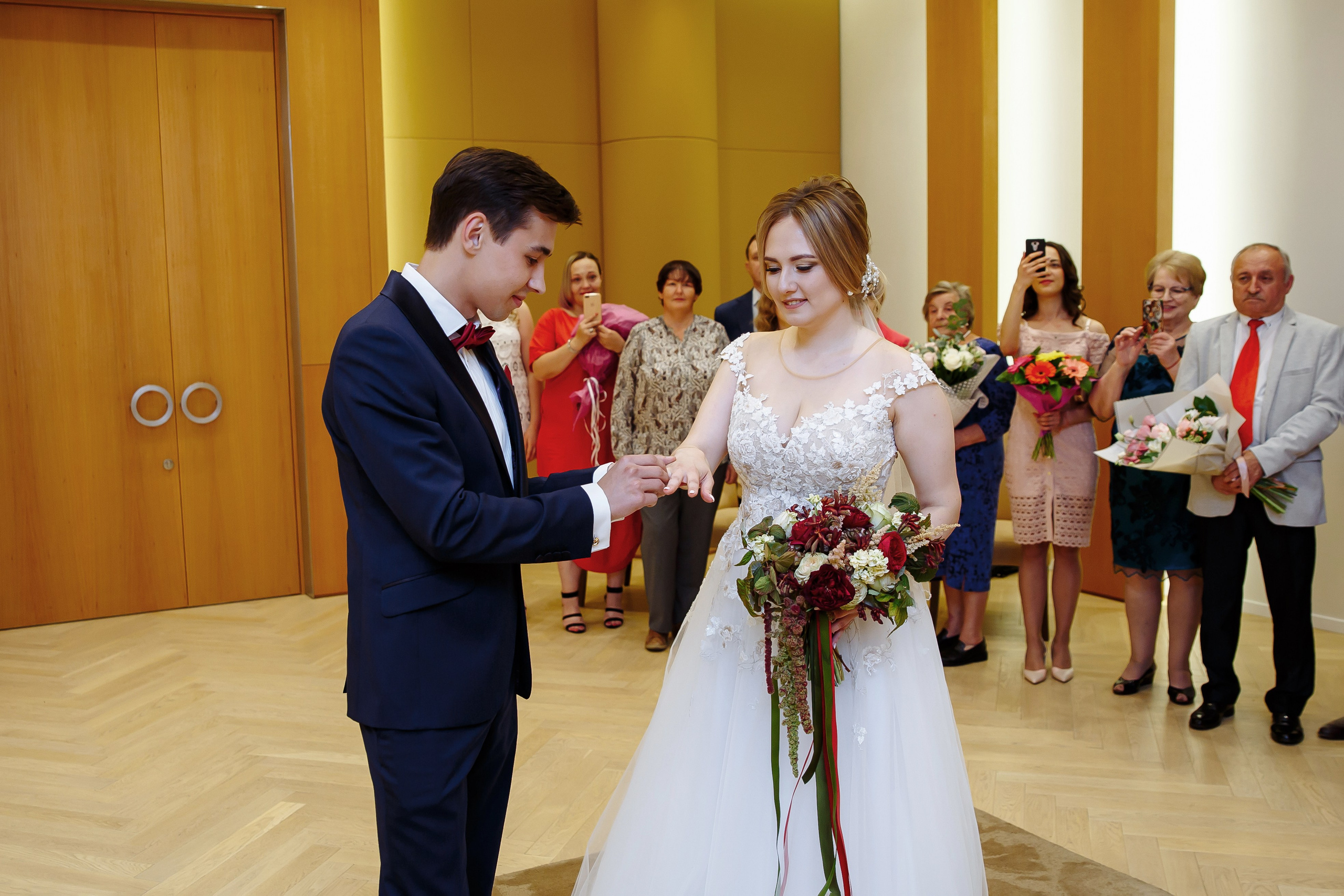 Обмен обручальными кольцами в ЗАГСе в Барвихе