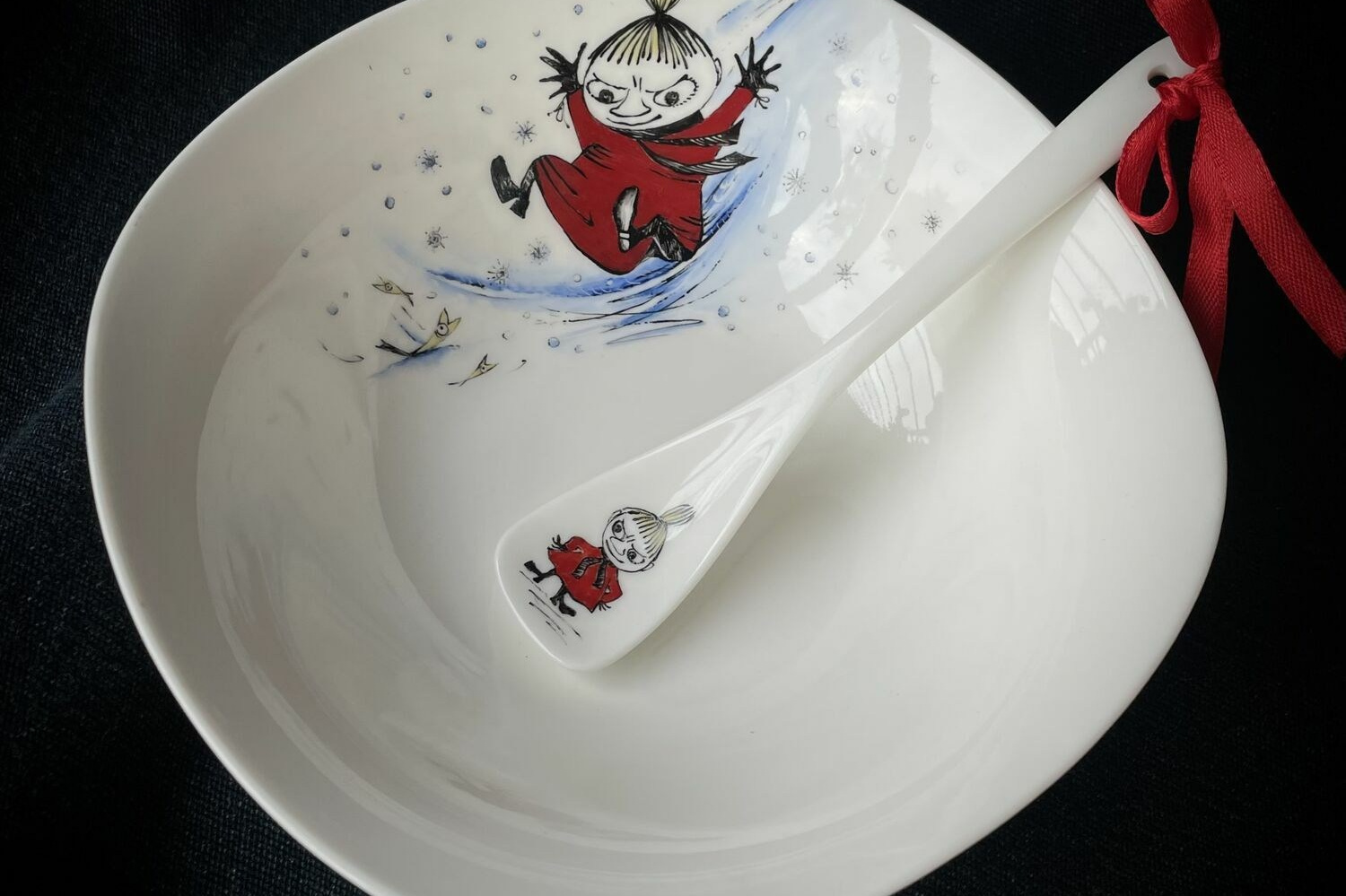 Детская посуда с Муми-троллями. Крошка Мю. Роспись фарфора на заказ в Санкт-Петербурге