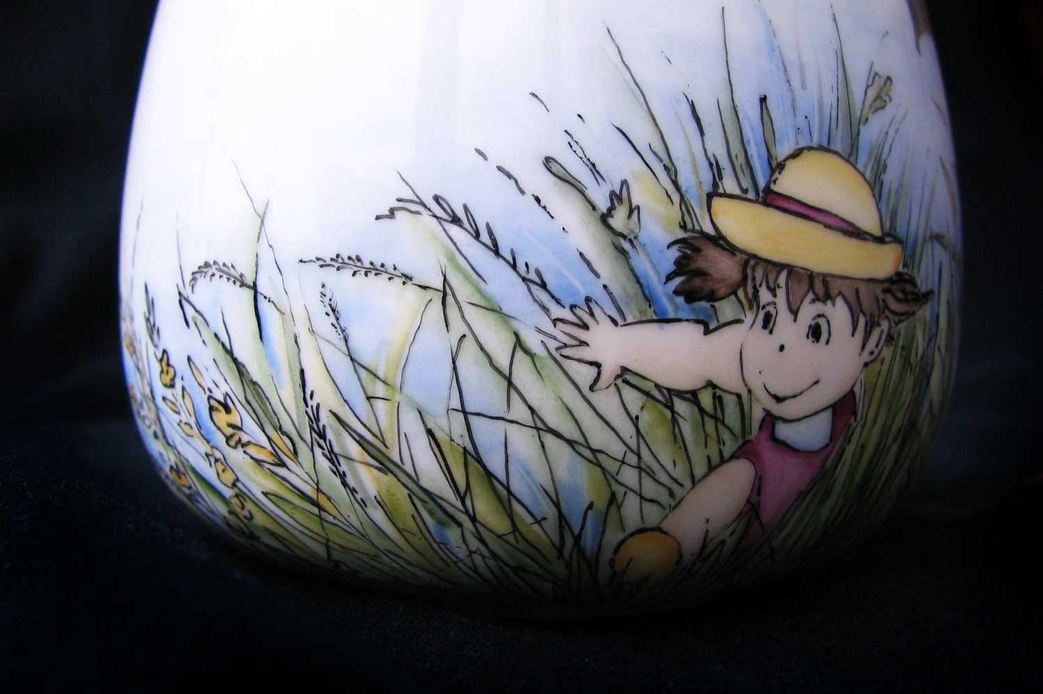 Детская посуда Тоторо.  Роспись фарфора на заказ в Санкт-Петербурге. Кружка «Тоторо спешит на помощь»