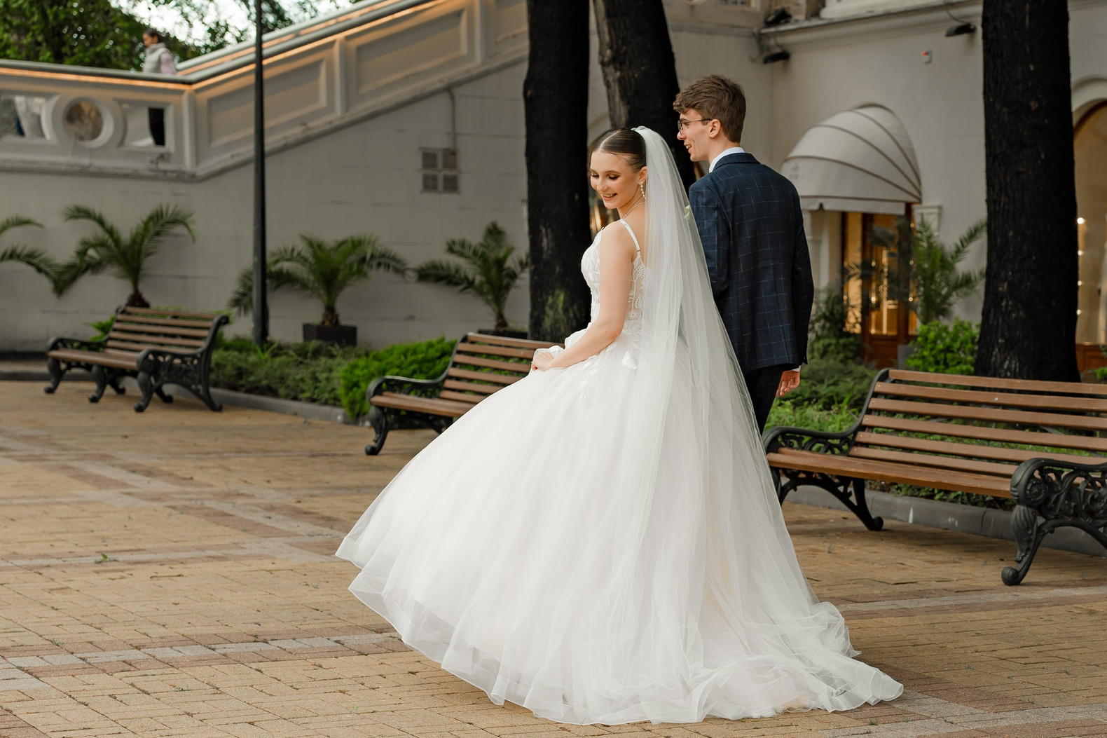 Элегантное платье на красивой невесте ,фотосессия среди красивой архитектуры