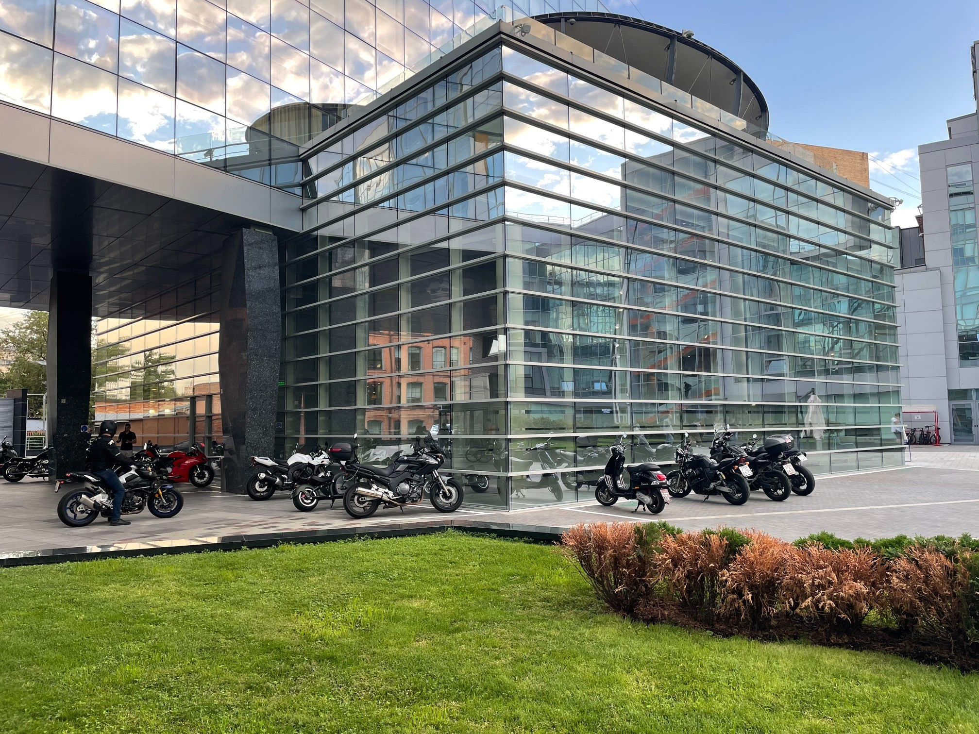 Штаб-квартира Яндекса: беспилотные авто, балконы и шахматы. Проект «Фотокладовка»: блог уличной фотографии в формате street photo