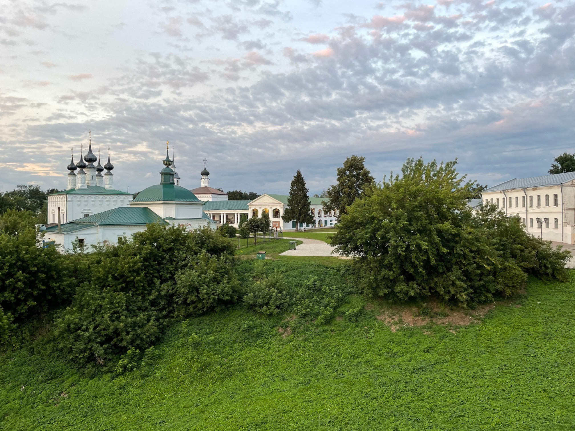 Прогулка по тихому г. Суздаль: сон в 21:00 и много русской кухни. Проект «Фотокладовка»: блог уличной фотографии в формате street photo