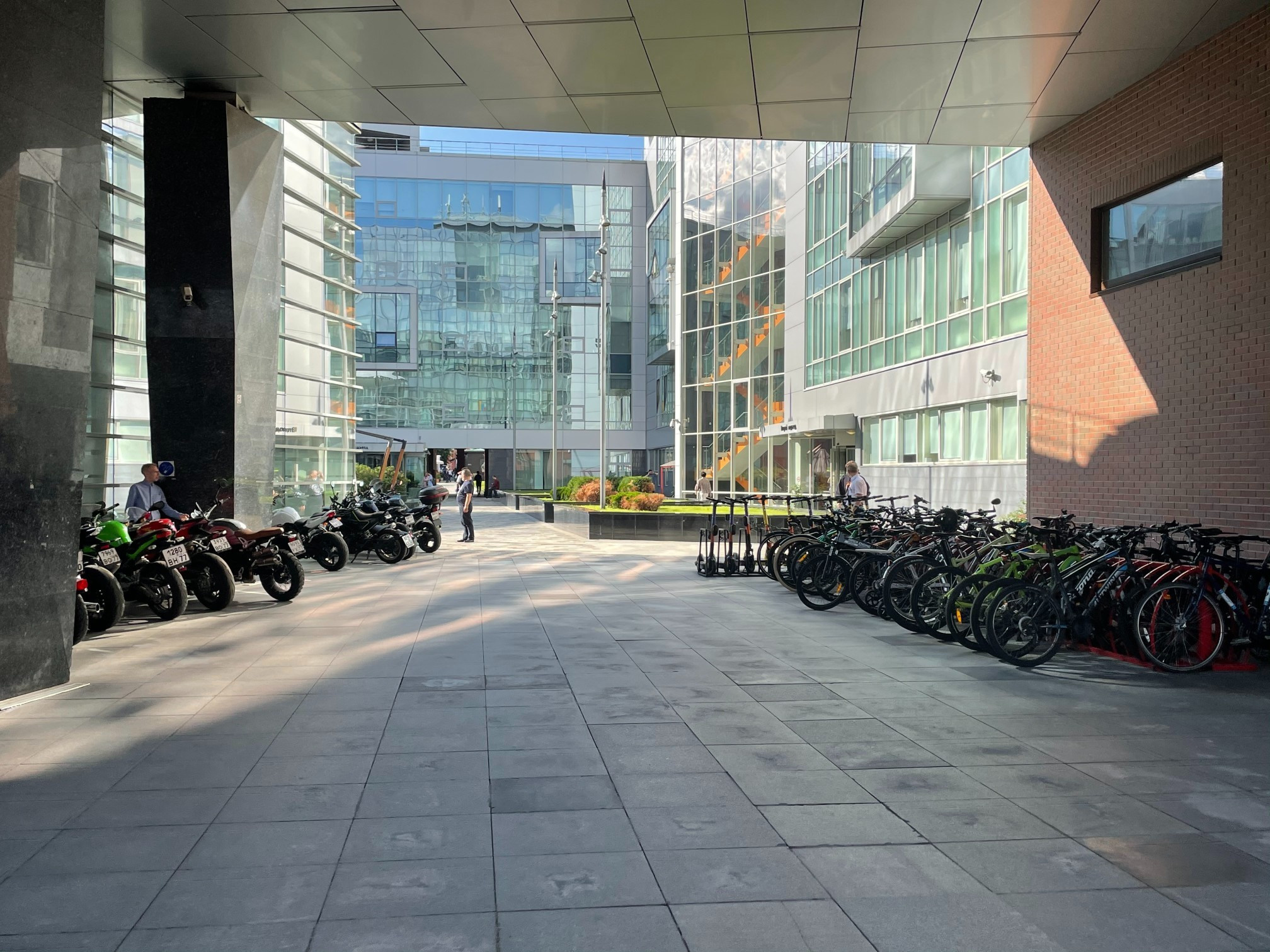 Штаб-квартира Яндекса: беспилотные авто, балконы и шахматы. Проект «Фотокладовка»: блог уличной фотографии в формате street photo