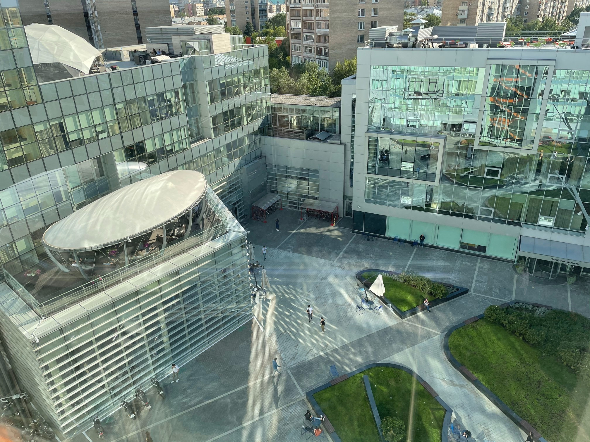 Штаб-квартира Яндекса: беспилотные авто, балконы и шахматы. Проект «Фотокладовка»: блог уличной фотографии в формате street photo