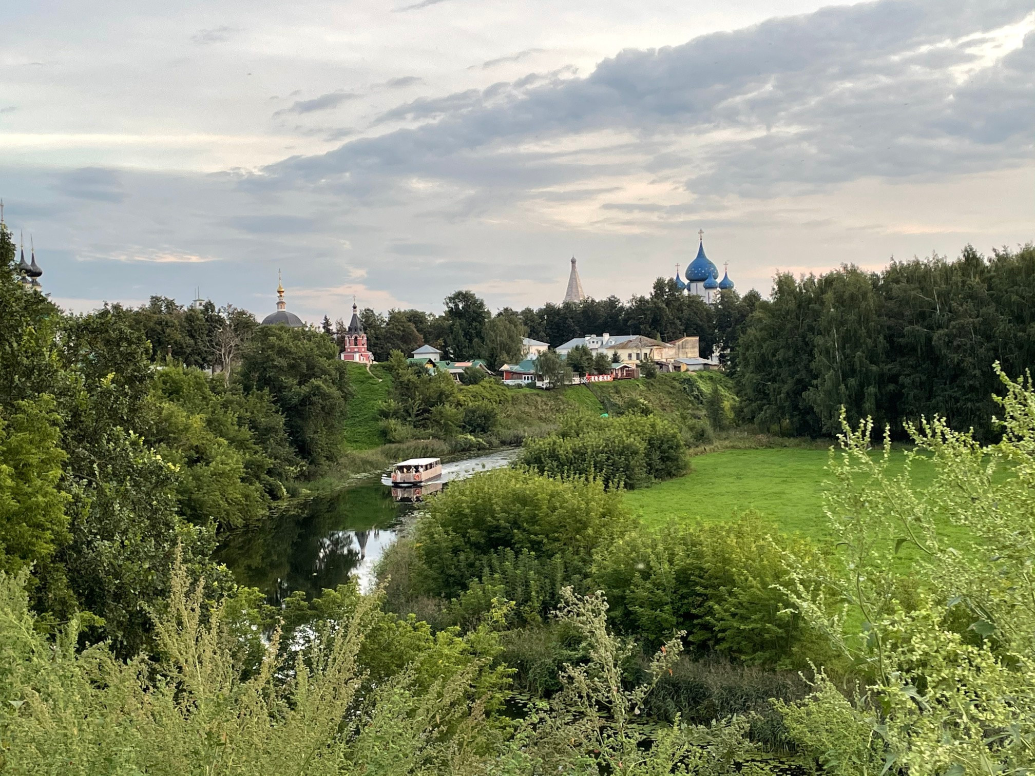 Прогулка по тихому г. Суздаль: сон в 21:00 и много русской кухни. Проект «Фотокладовка»: блог уличной фотографии в формате street photo