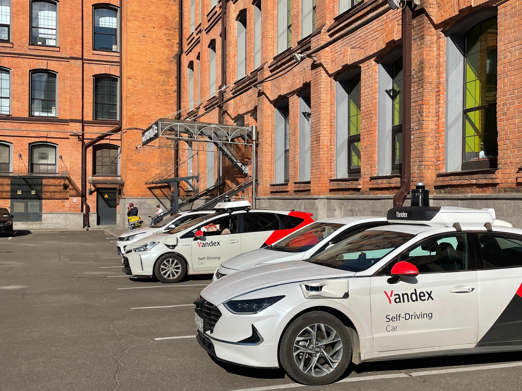 Штаб-квартира Яндекса: беспилотные авто, балконы и шахматы. Проект «Фотокладовка»: блог уличной фотографии в формате street photo