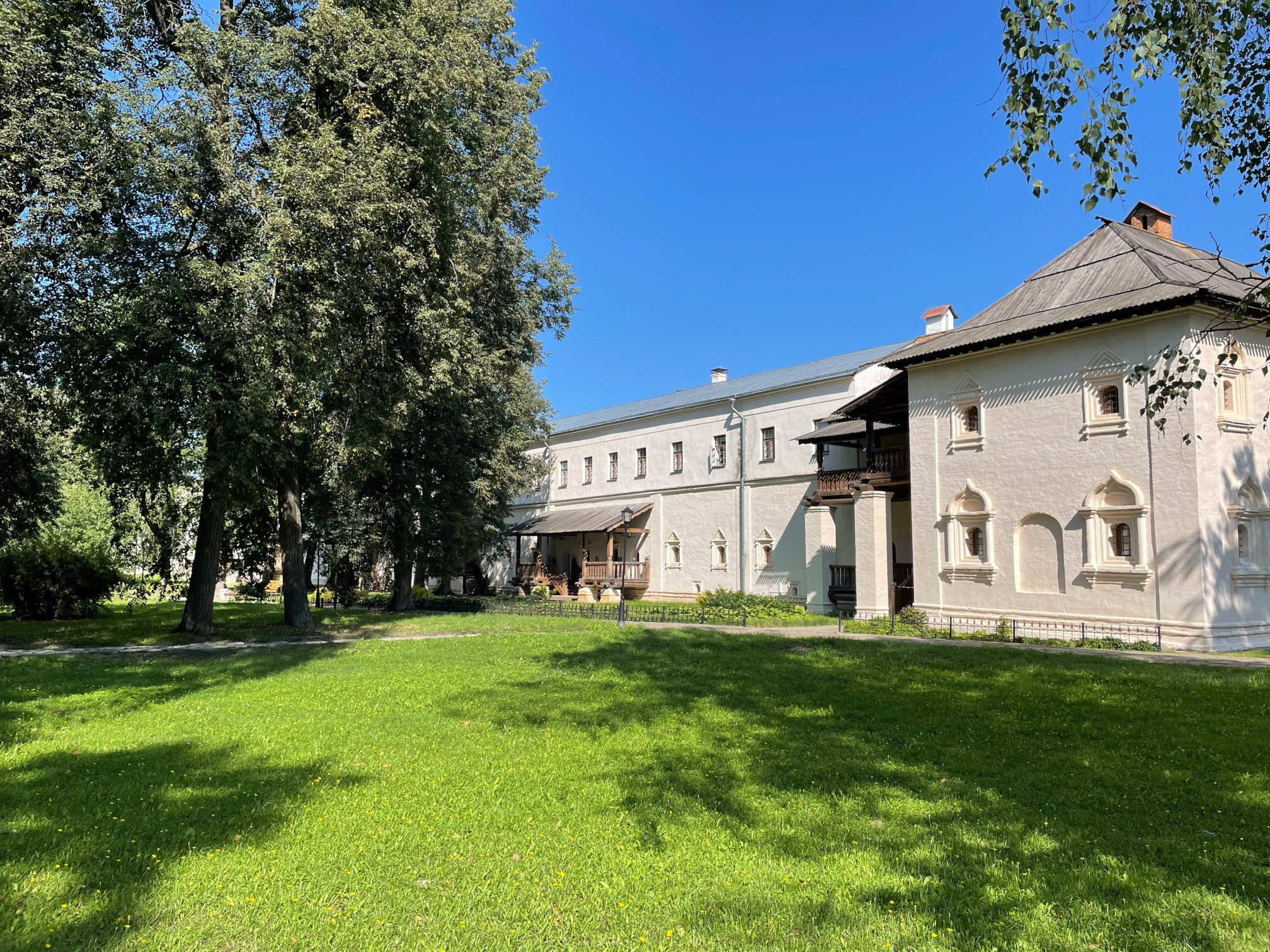 Прогулка по тихому г. Суздаль: сон в 21:00 и много русской кухни. Проект «Фотокладовка»: блог уличной фотографии в формате street photo