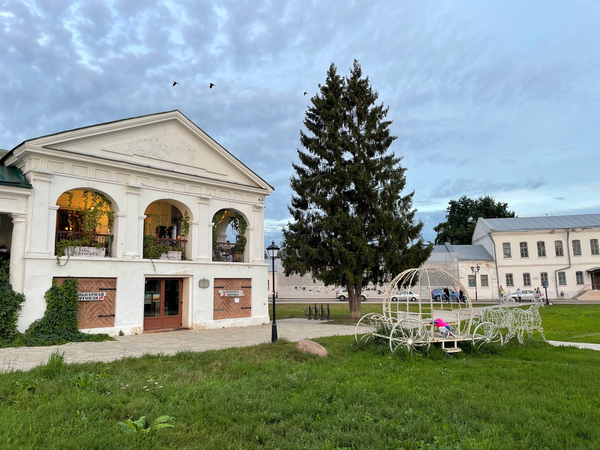 Прогулка по тихому г. Суздаль: сон в 21:00 и много русской кухни. Проект «Фотокладовка»: блог уличной фотографии в формате street photo