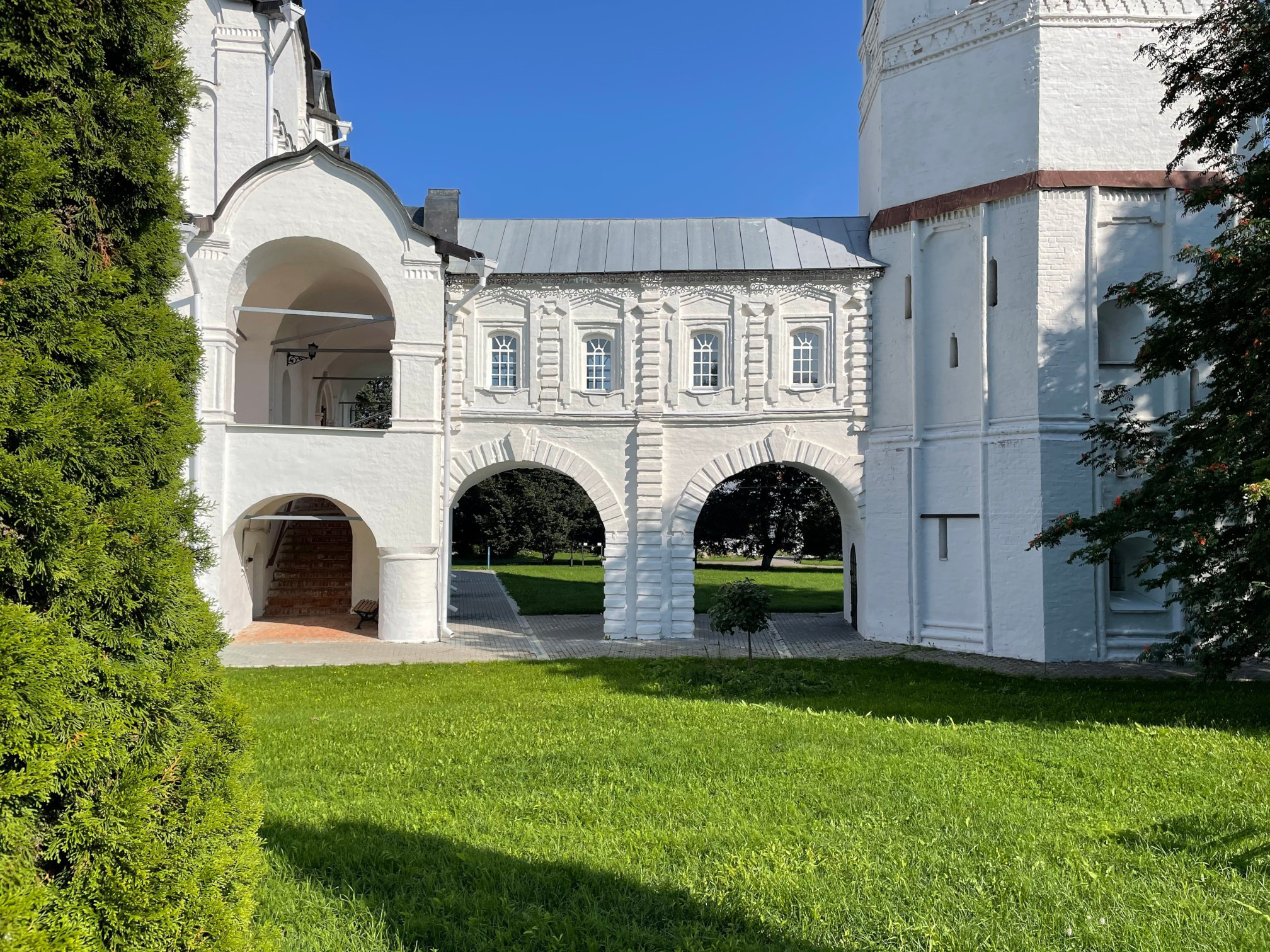 Прогулка по тихому г. Суздаль: сон в 21:00 и много русской кухни. Проект «Фотокладовка»: блог уличной фотографии в формате street photo