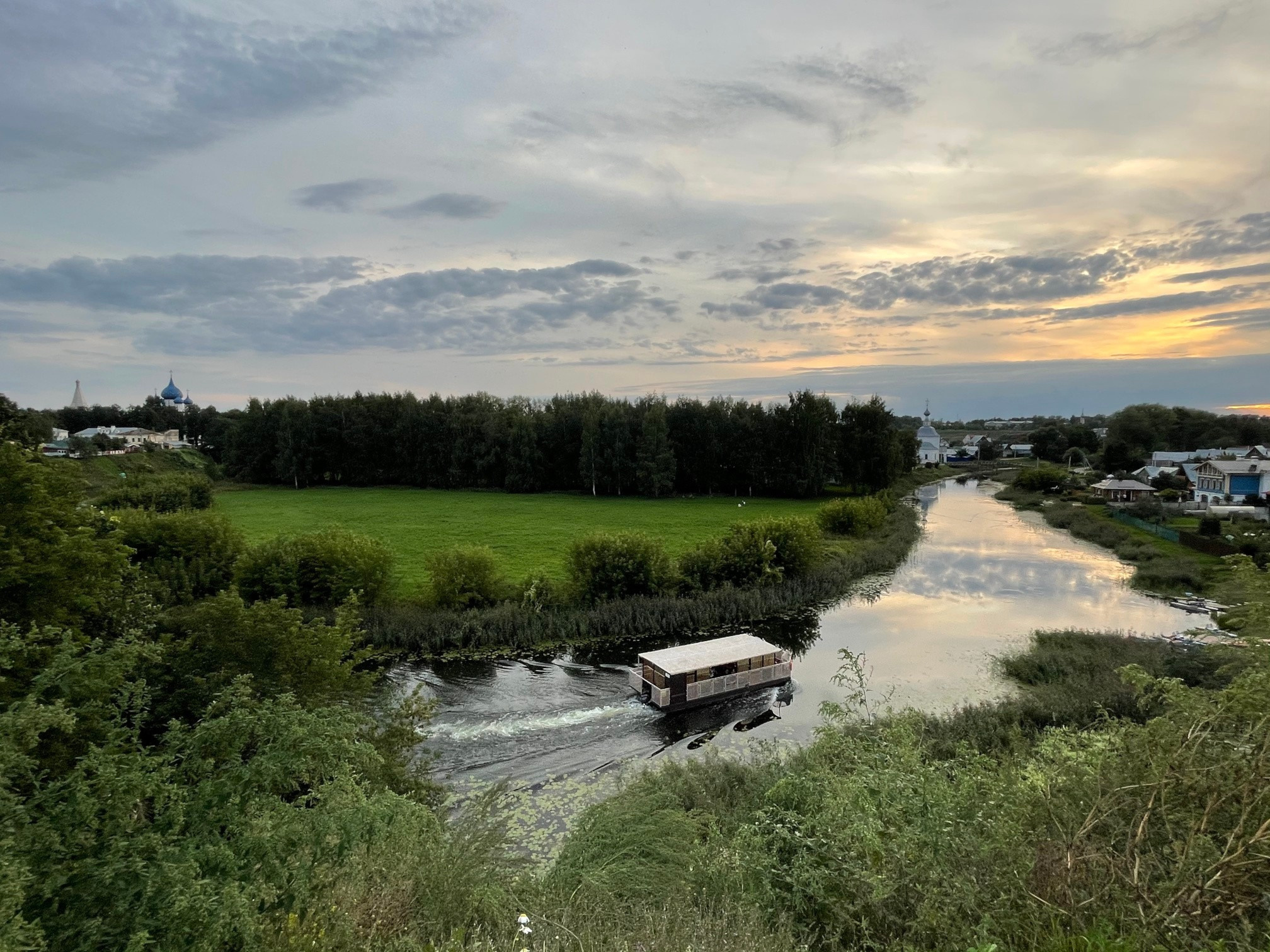 Прогулка по тихому г. Суздаль: сон в 21:00 и много русской кухни. Проект «Фотокладовка»: блог уличной фотографии в формате street photo