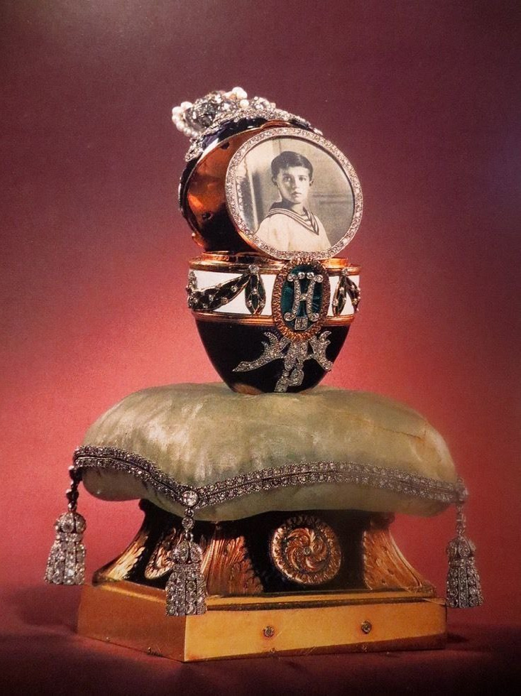 Пасхальное яйцо Cartier. Ari. Guide in Saint-Petersburg and Faberge Museum